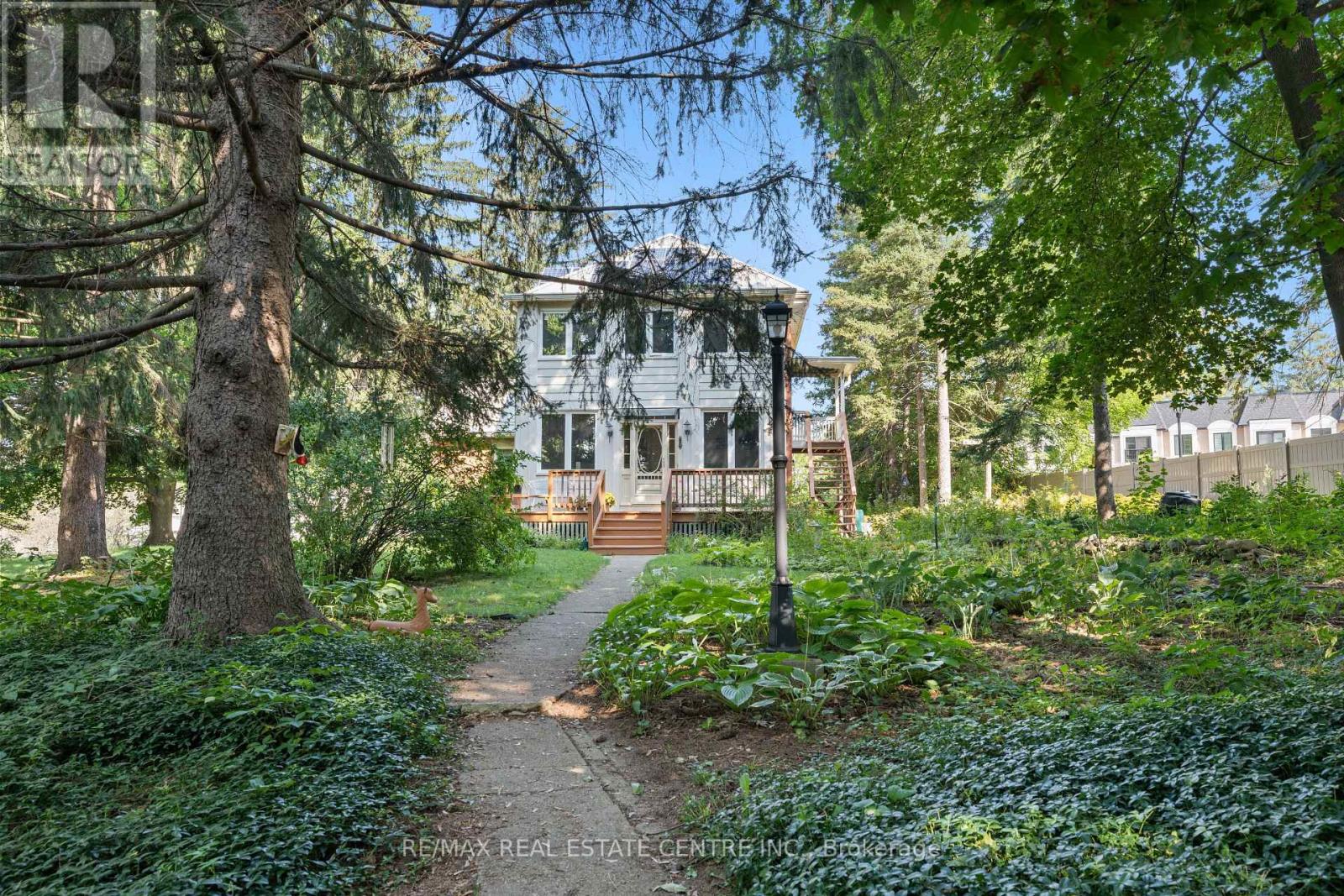 135 ELGIN ST N