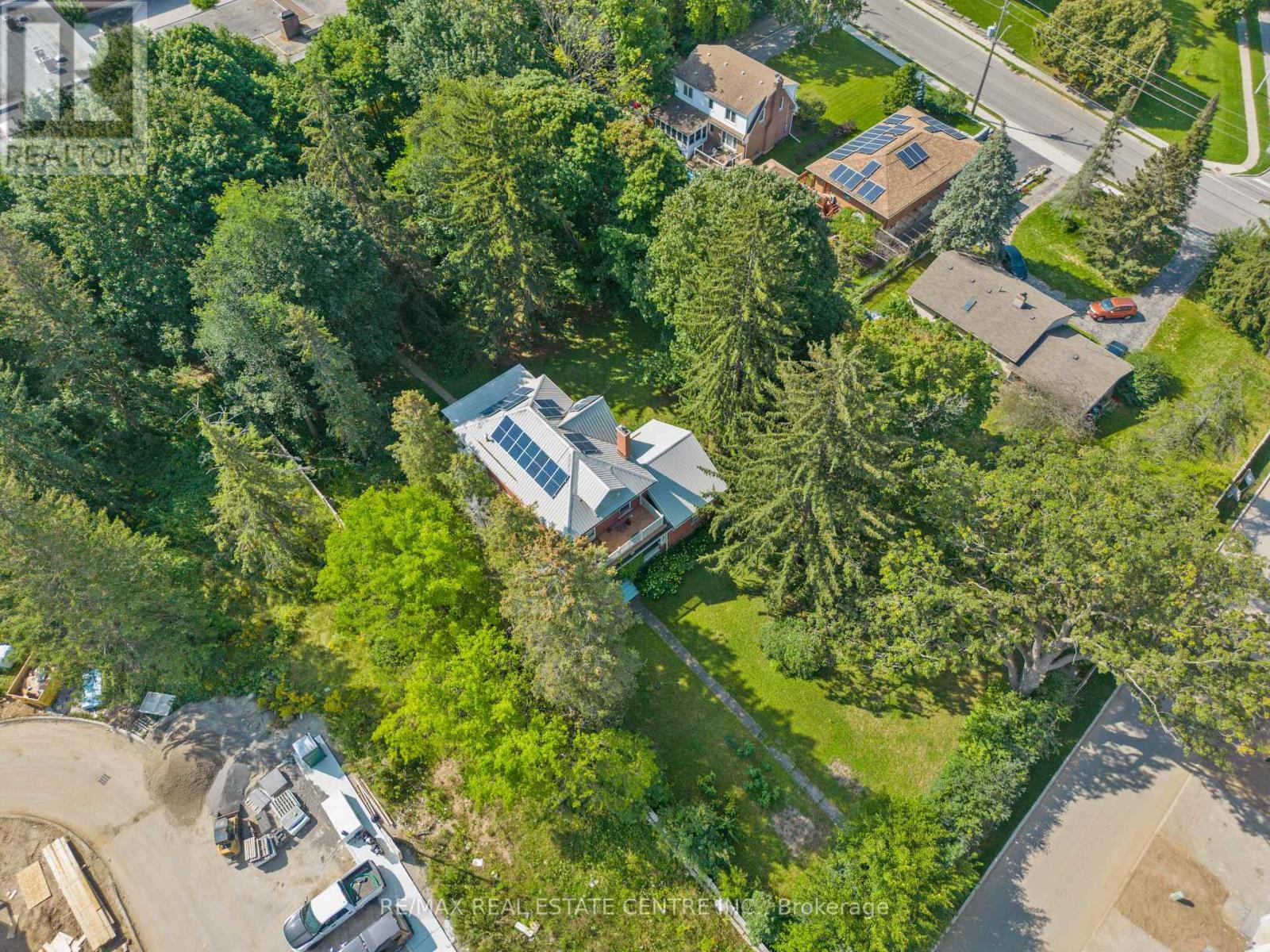 135 ELGIN ST N