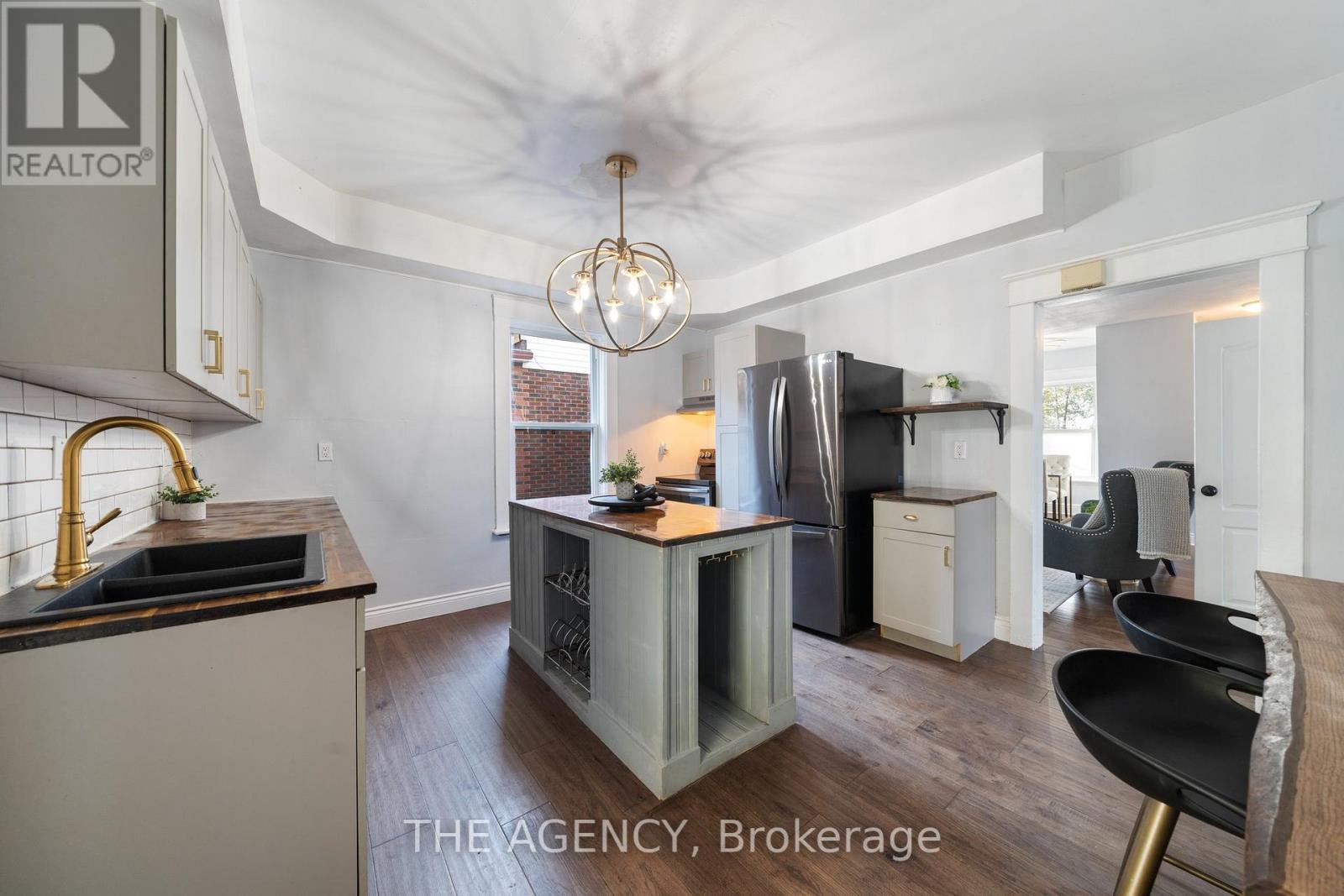 147 DUNDAS ST
