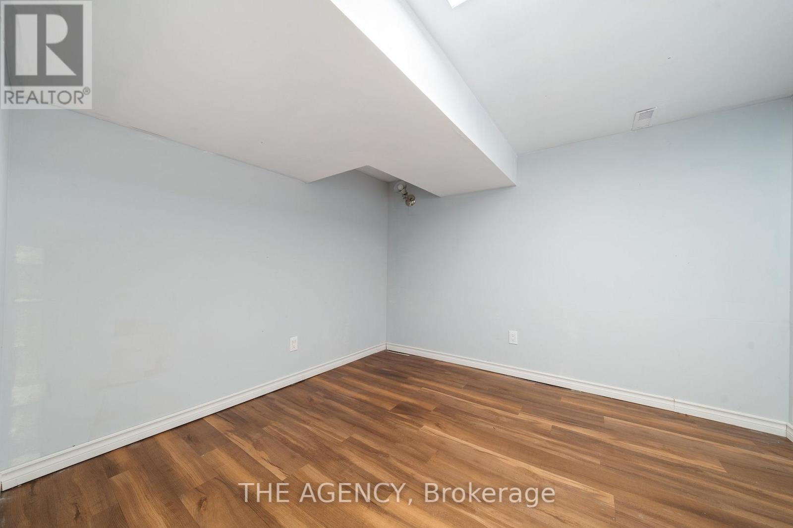 147 DUNDAS ST