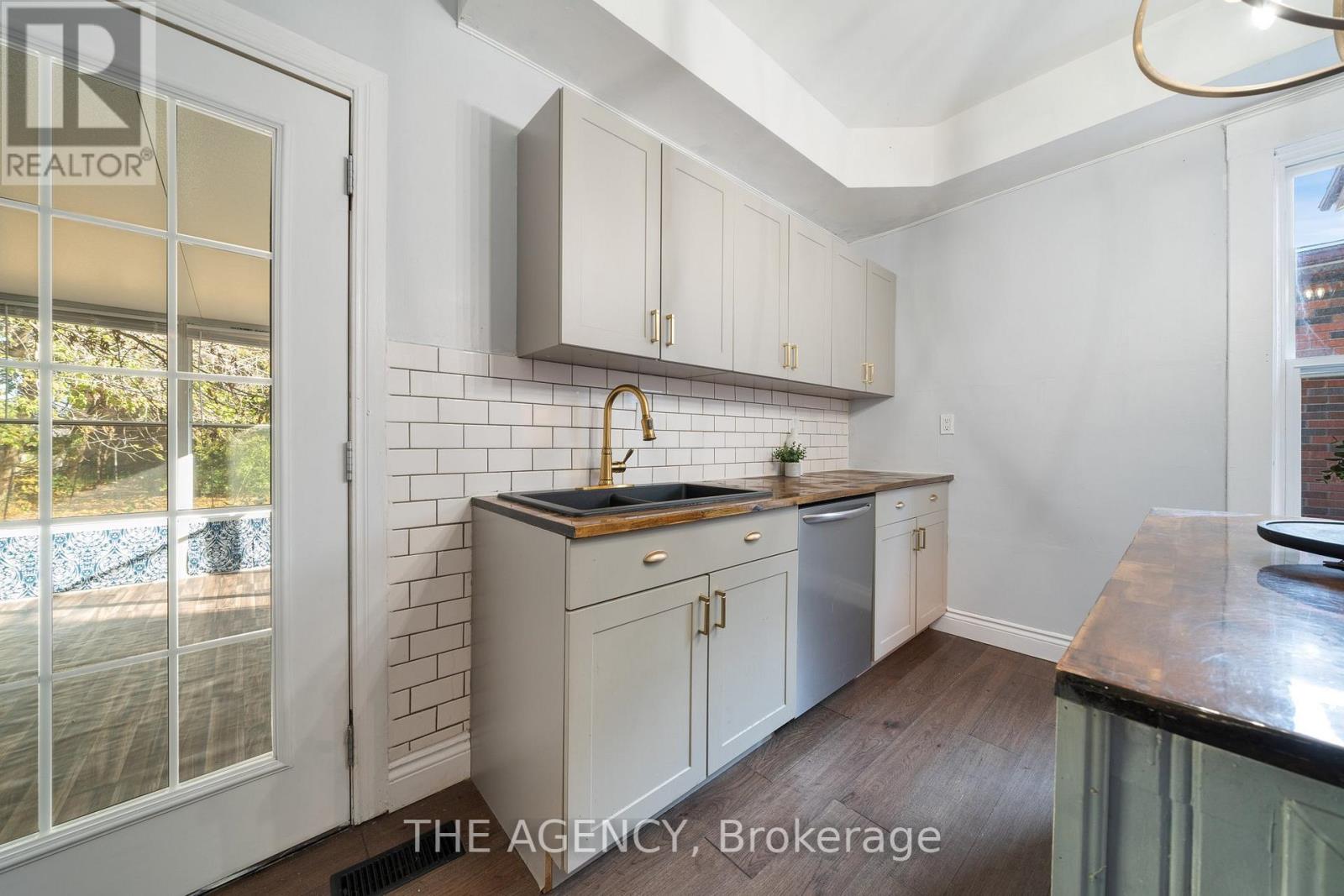 147 DUNDAS ST
