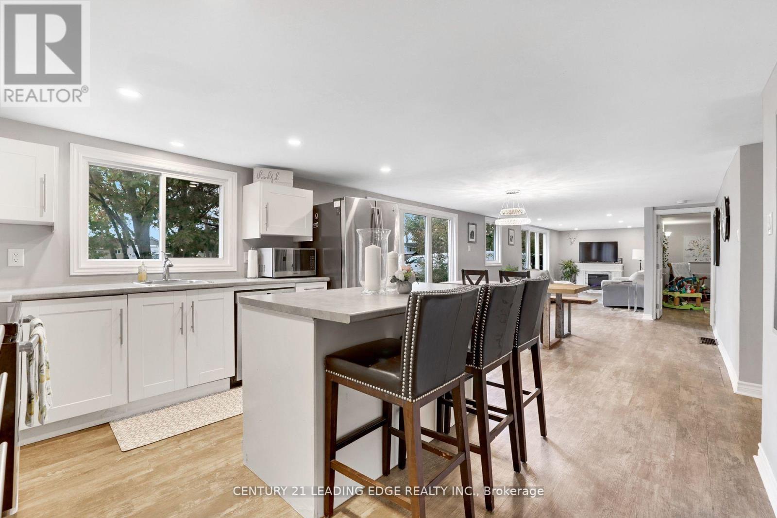 711 BAYVIEW DR
