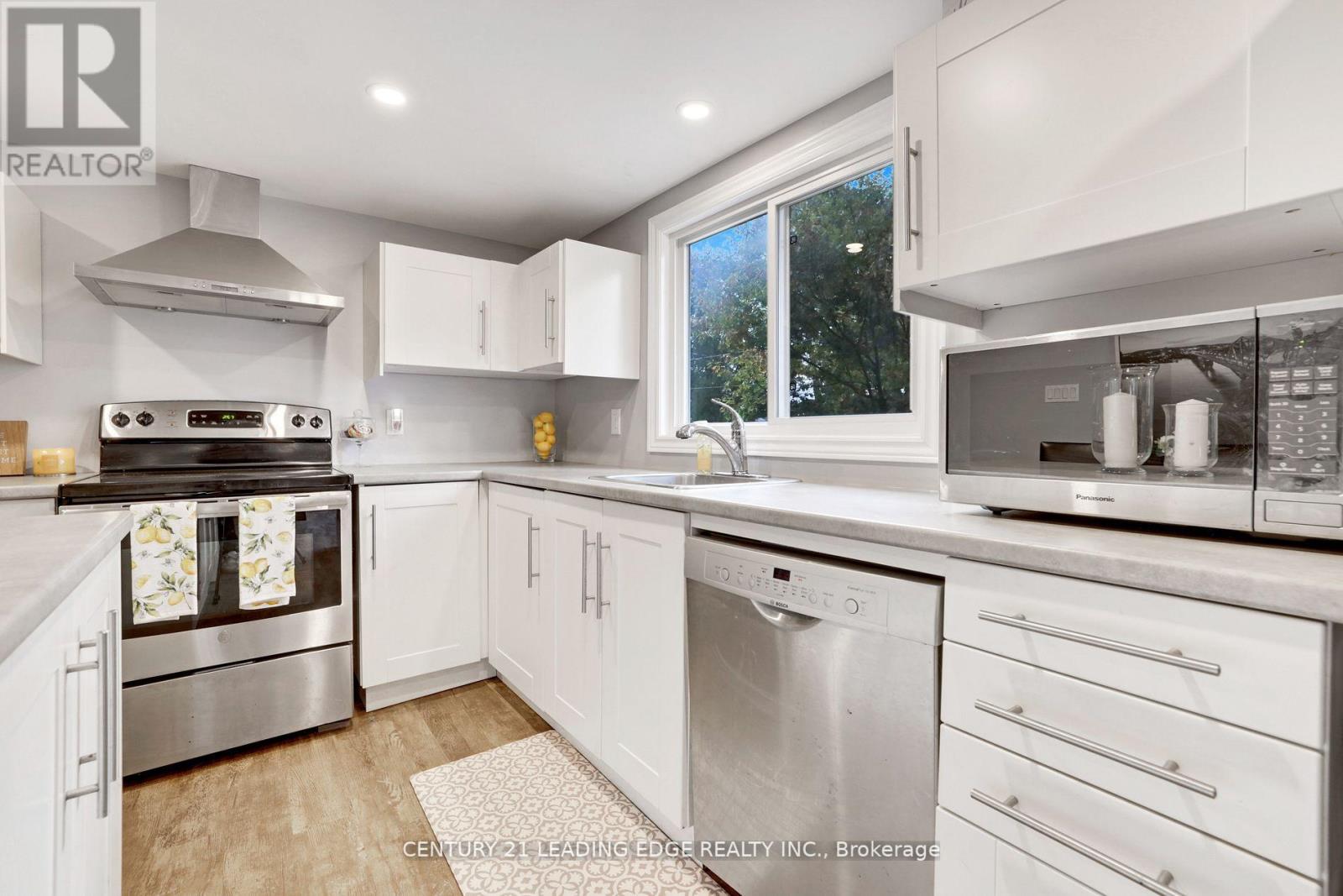 711 BAYVIEW DR