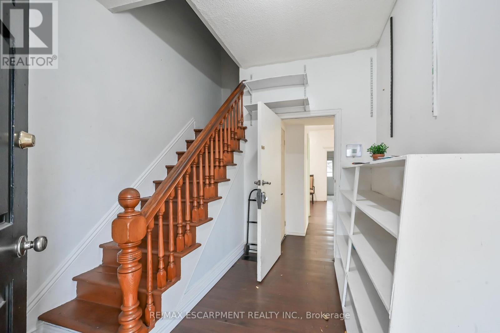 564 KING ST E