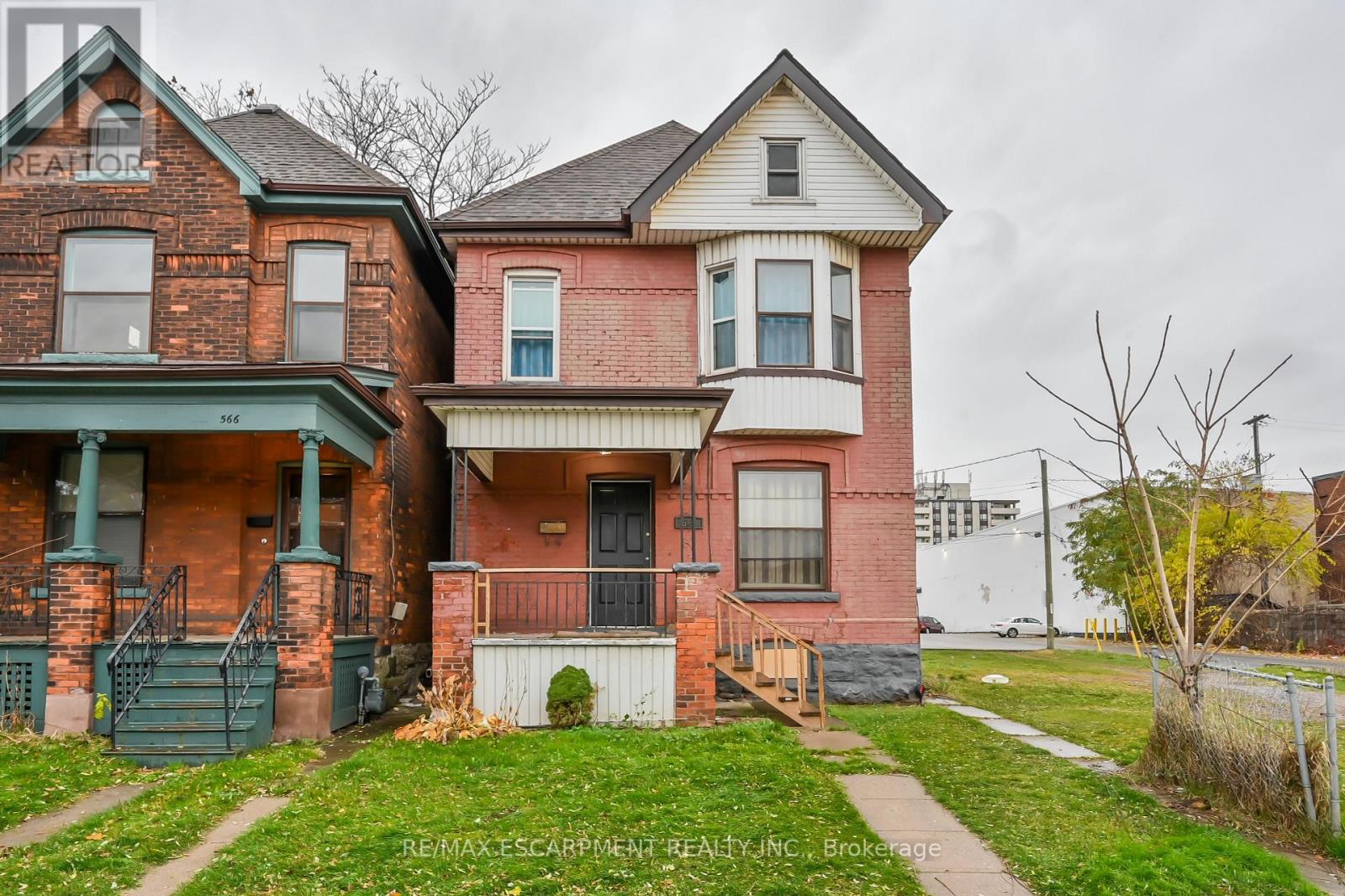 564 KING ST E