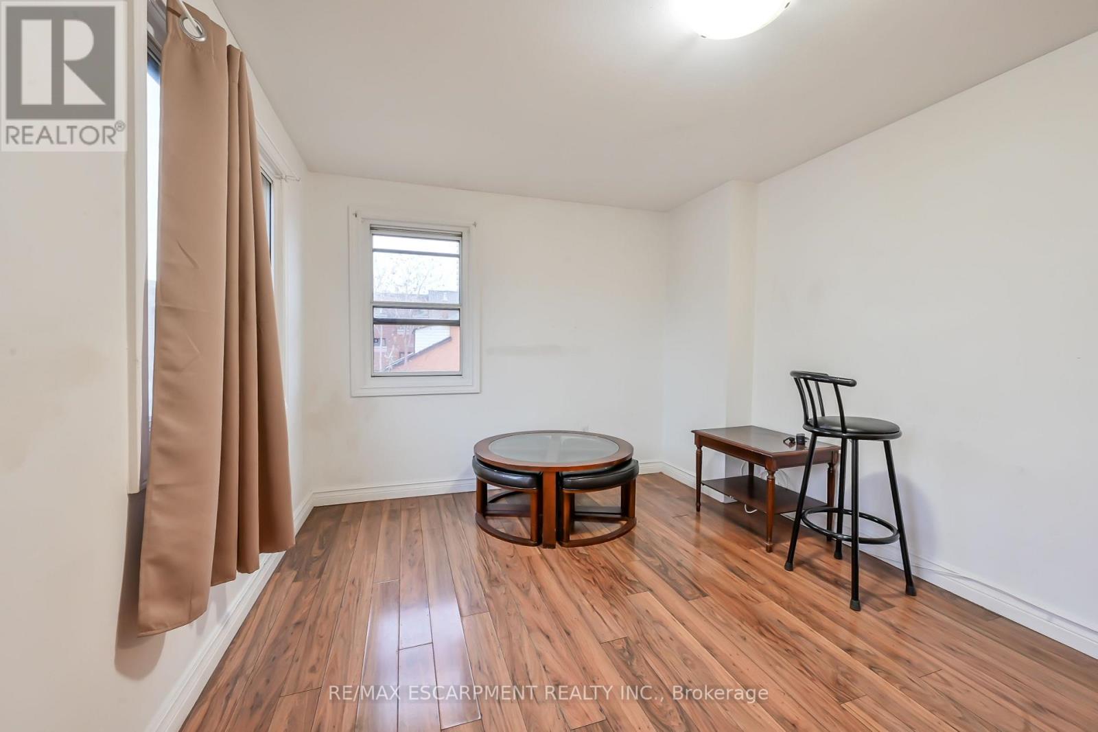 564 KING ST E