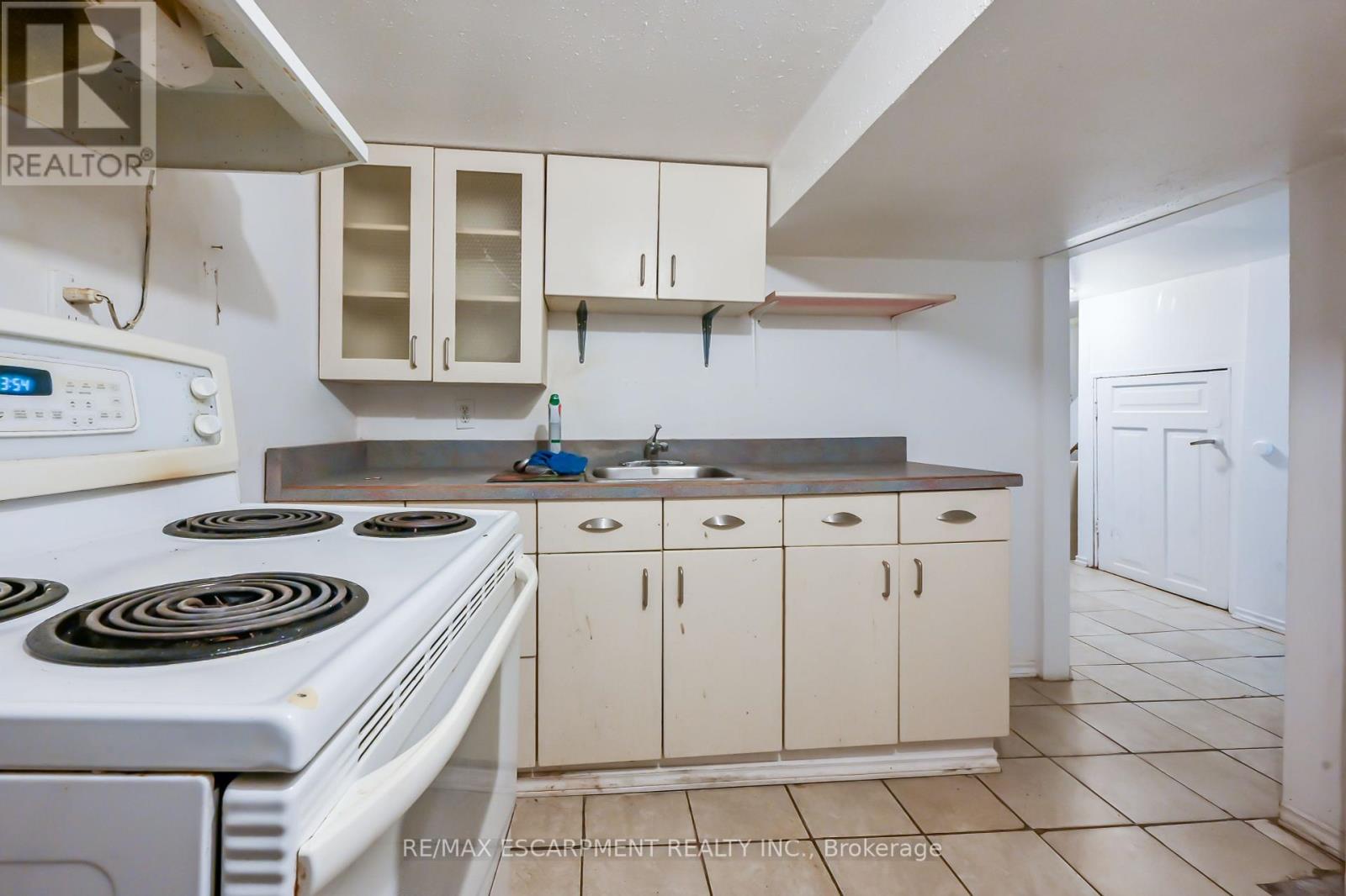 564 KING ST E