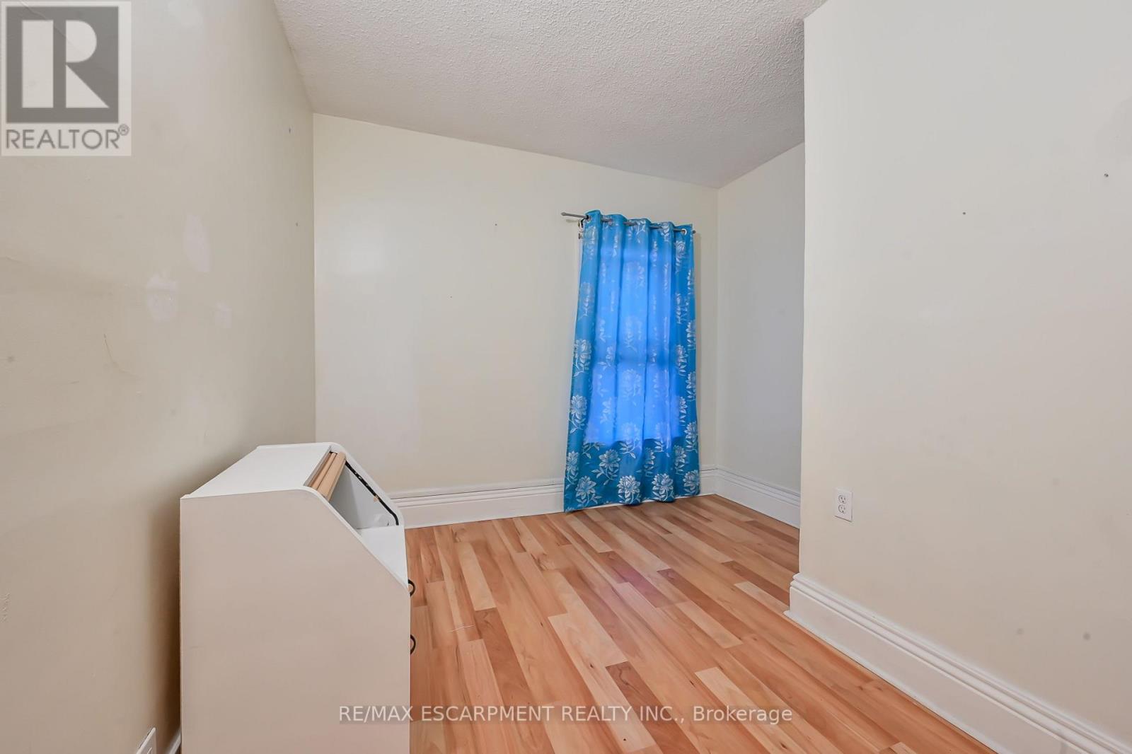 564 KING ST E