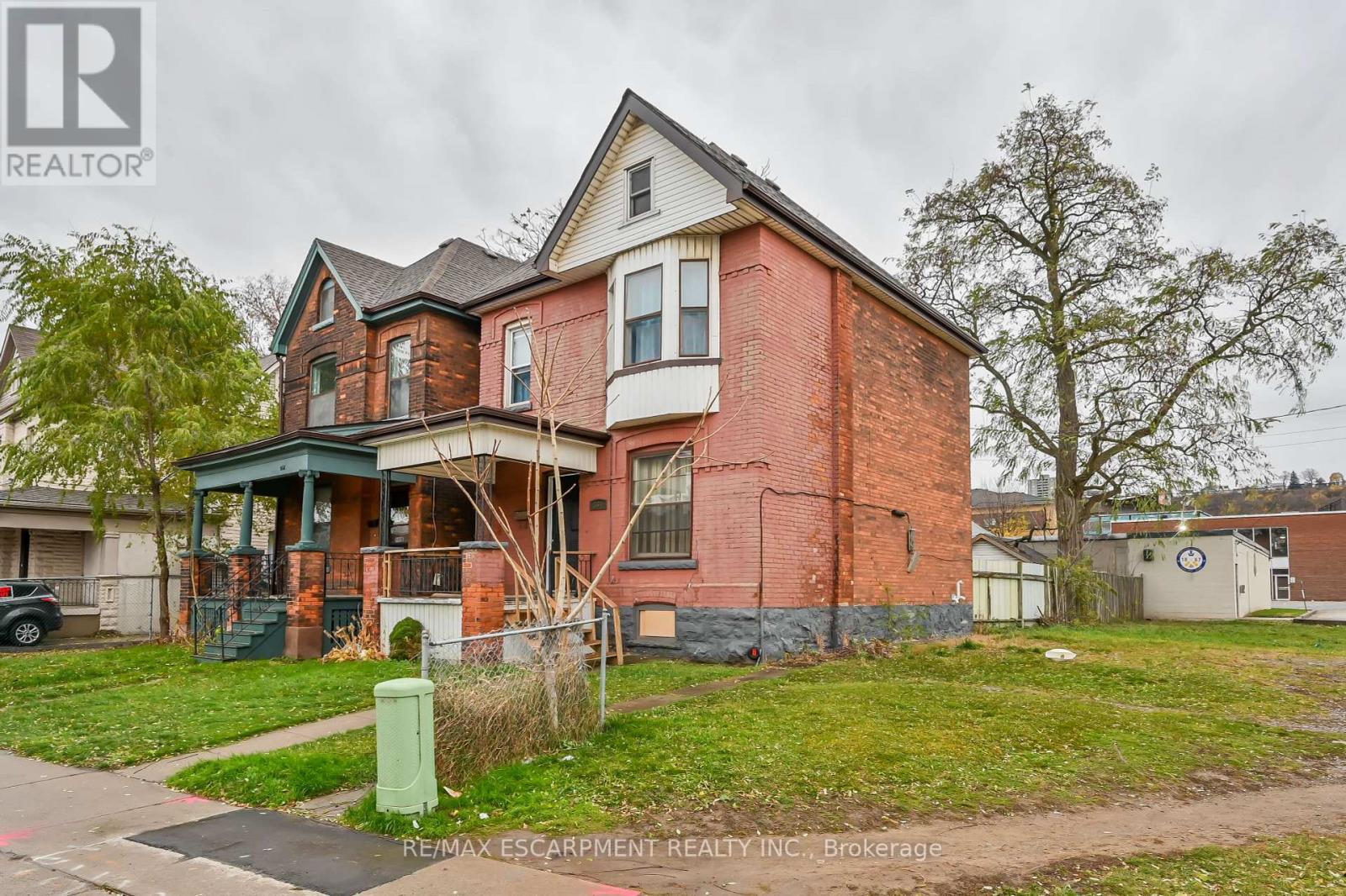 564 KING ST E