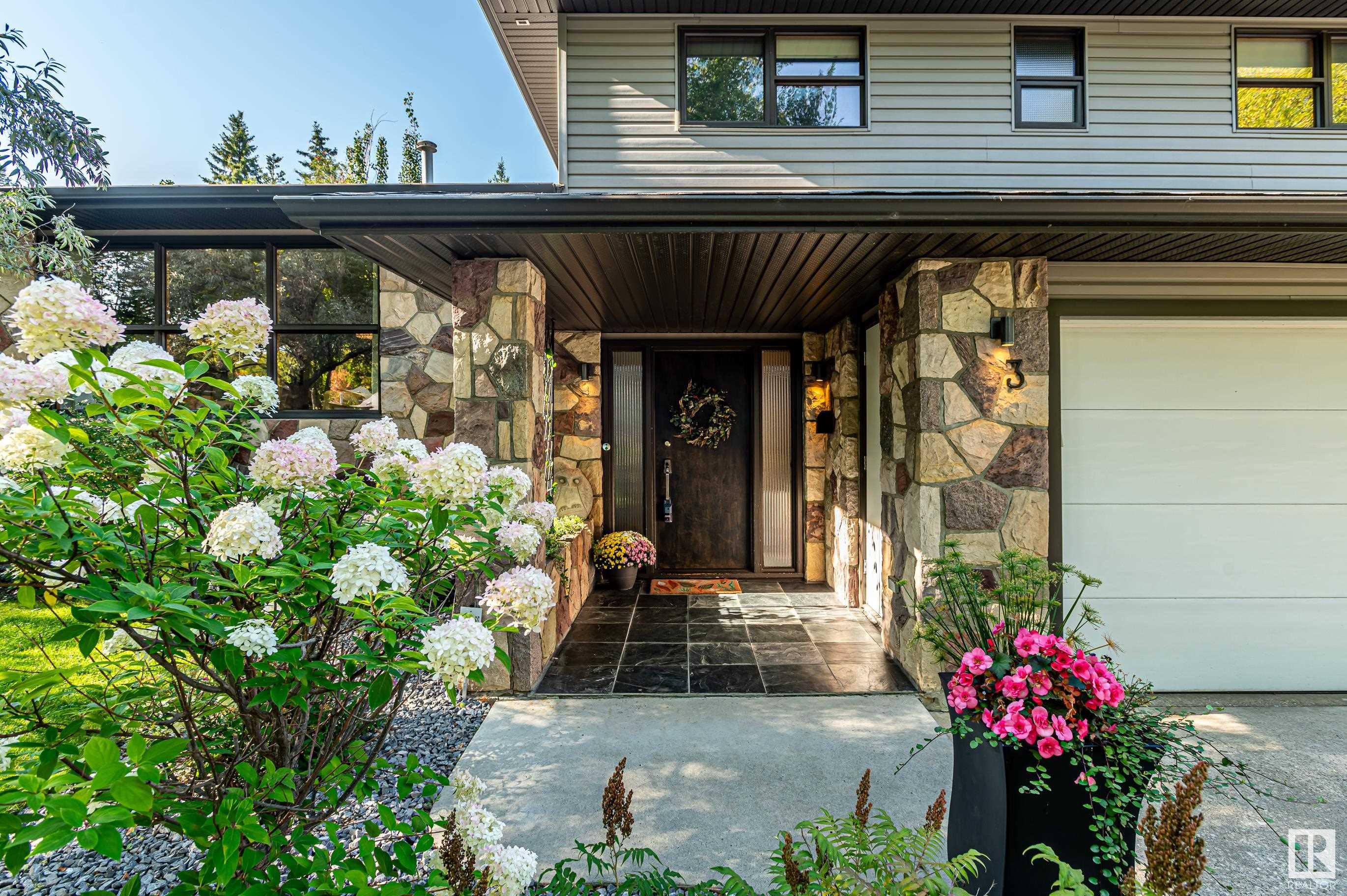 3 FLAGSTONE Crescent