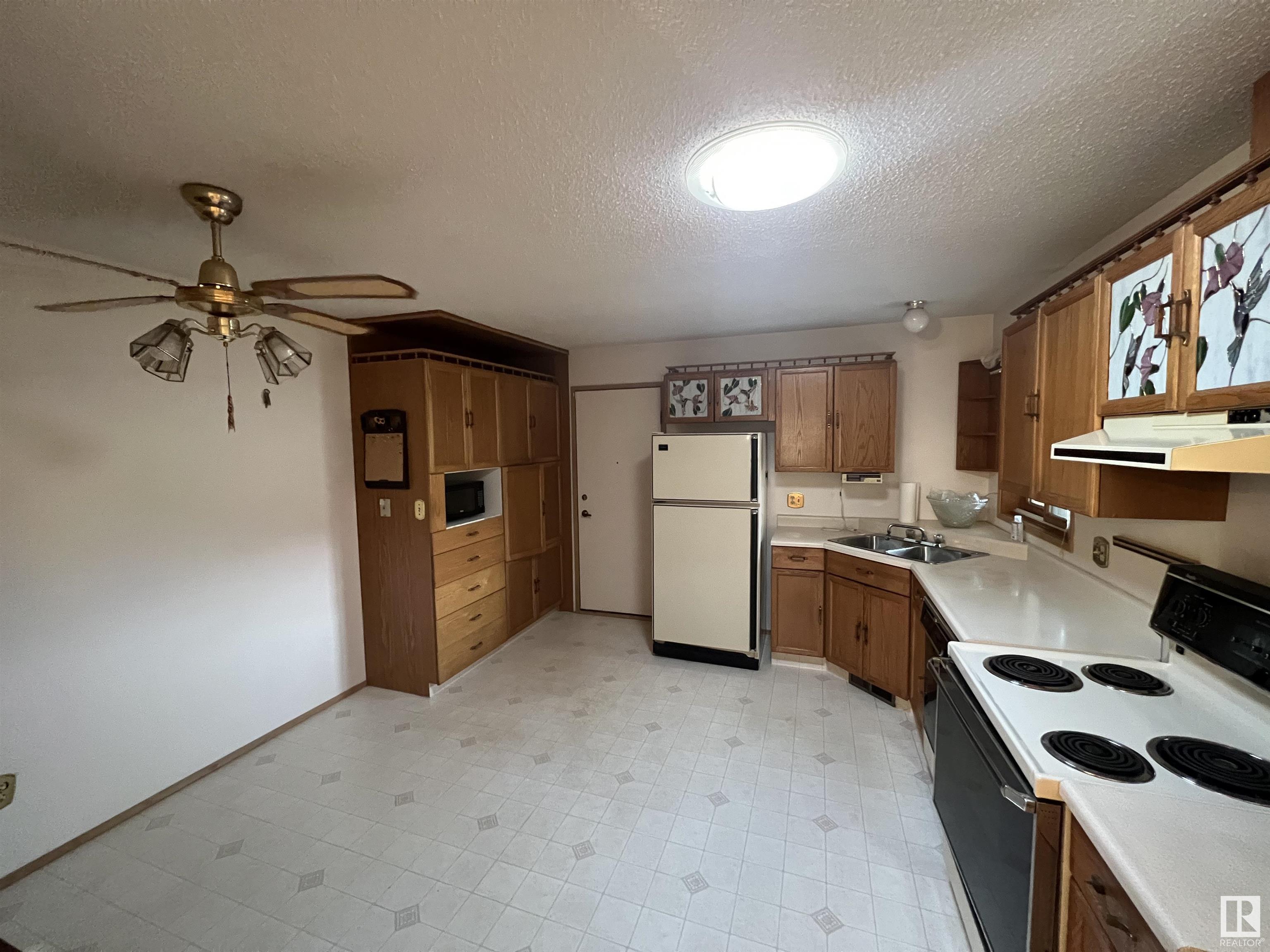 213 KNOTTWOOD Road N