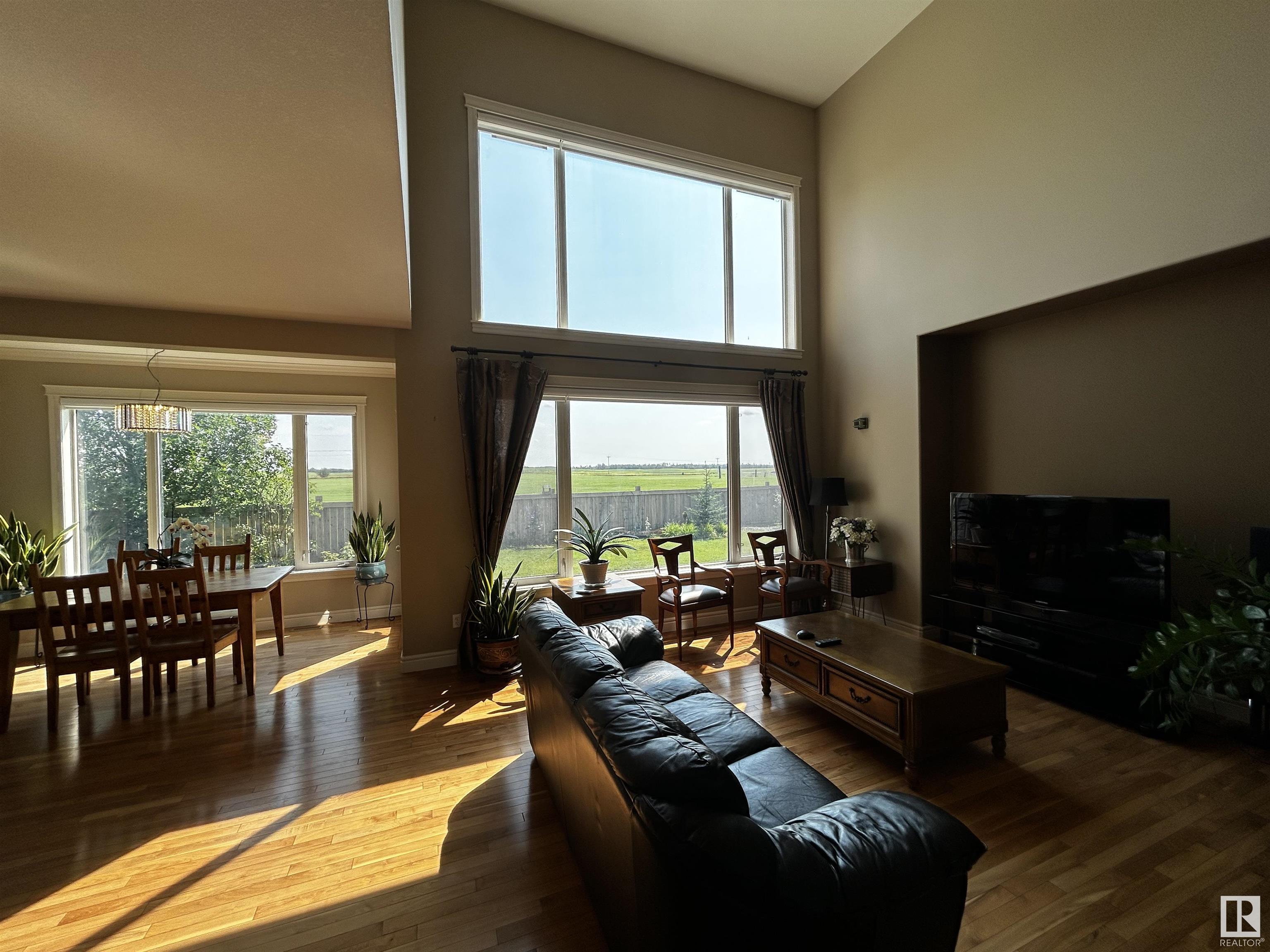11 COUNTRY CLUB Place