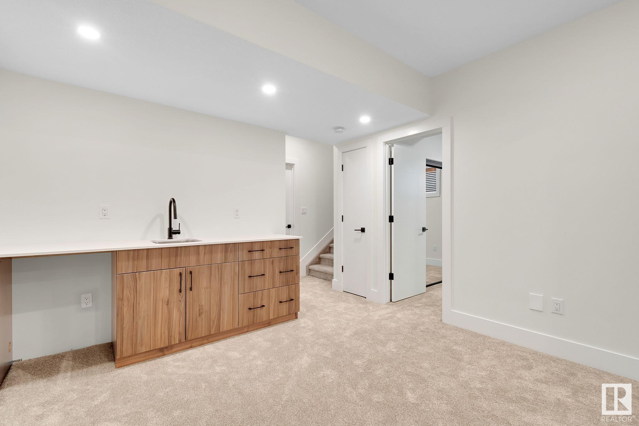 85 Riverside Drive NW