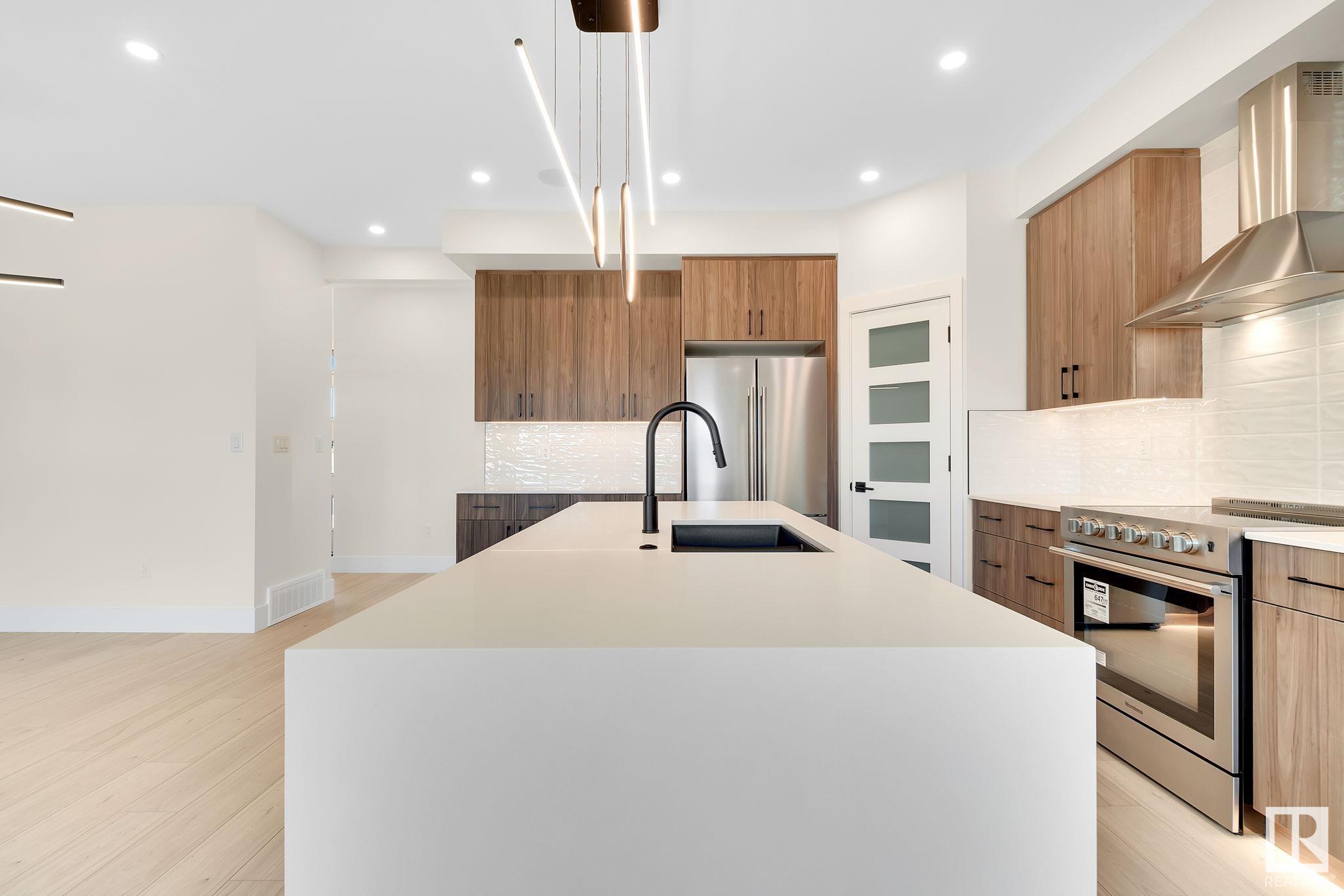 85 Riverside Drive NW