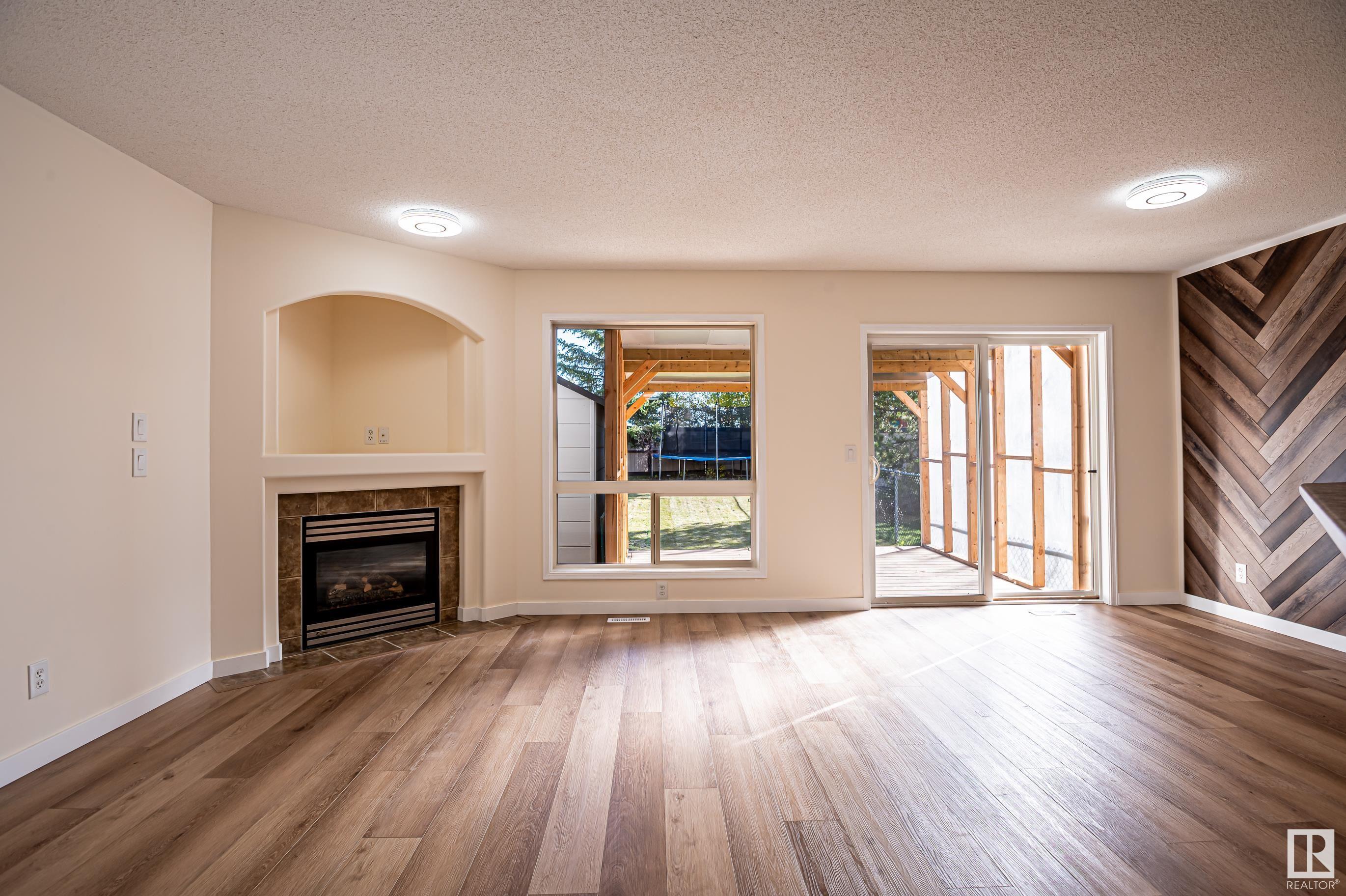 3 155 CROCUS Crescent