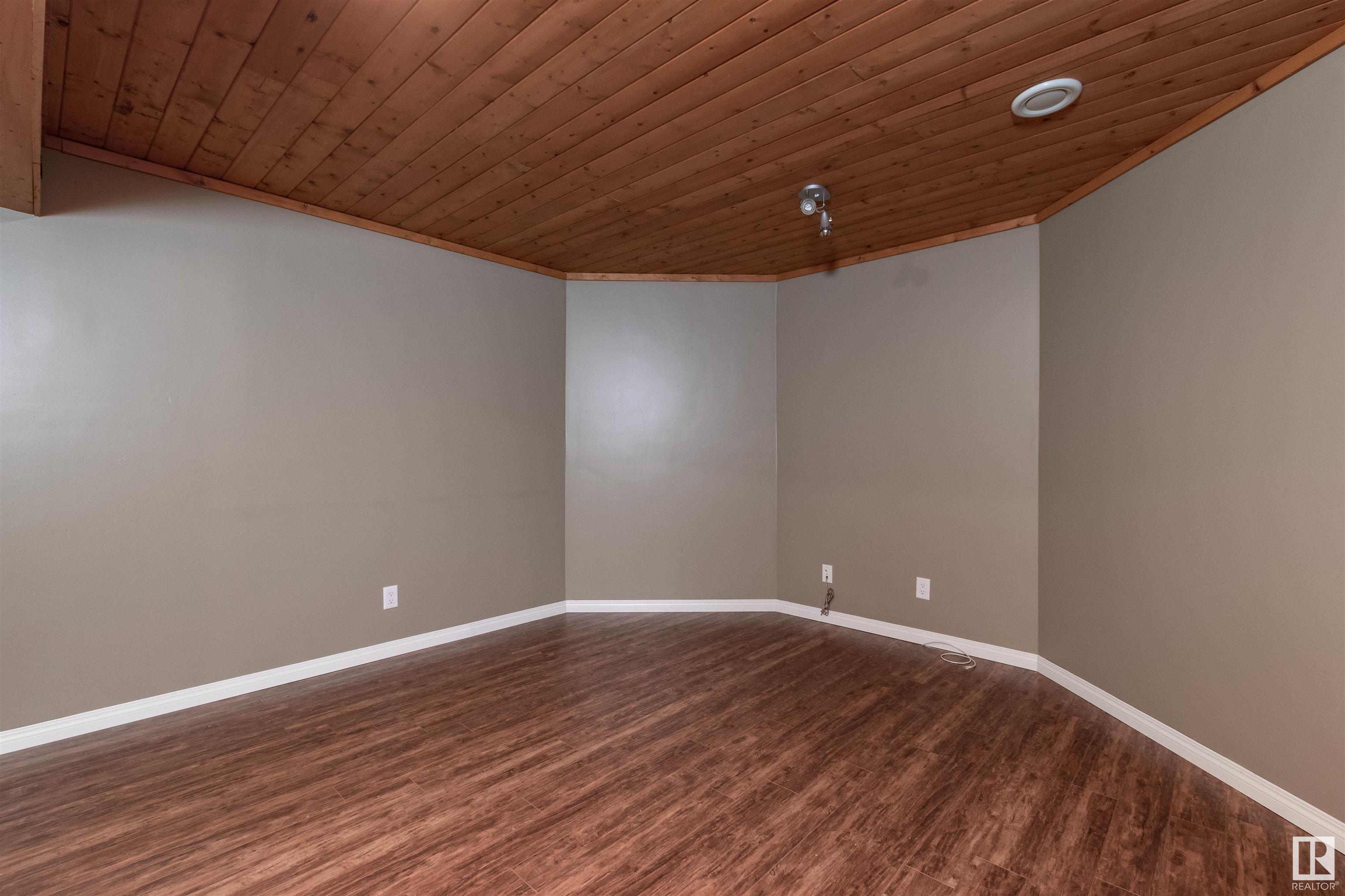 28 SUMMERLAND Way