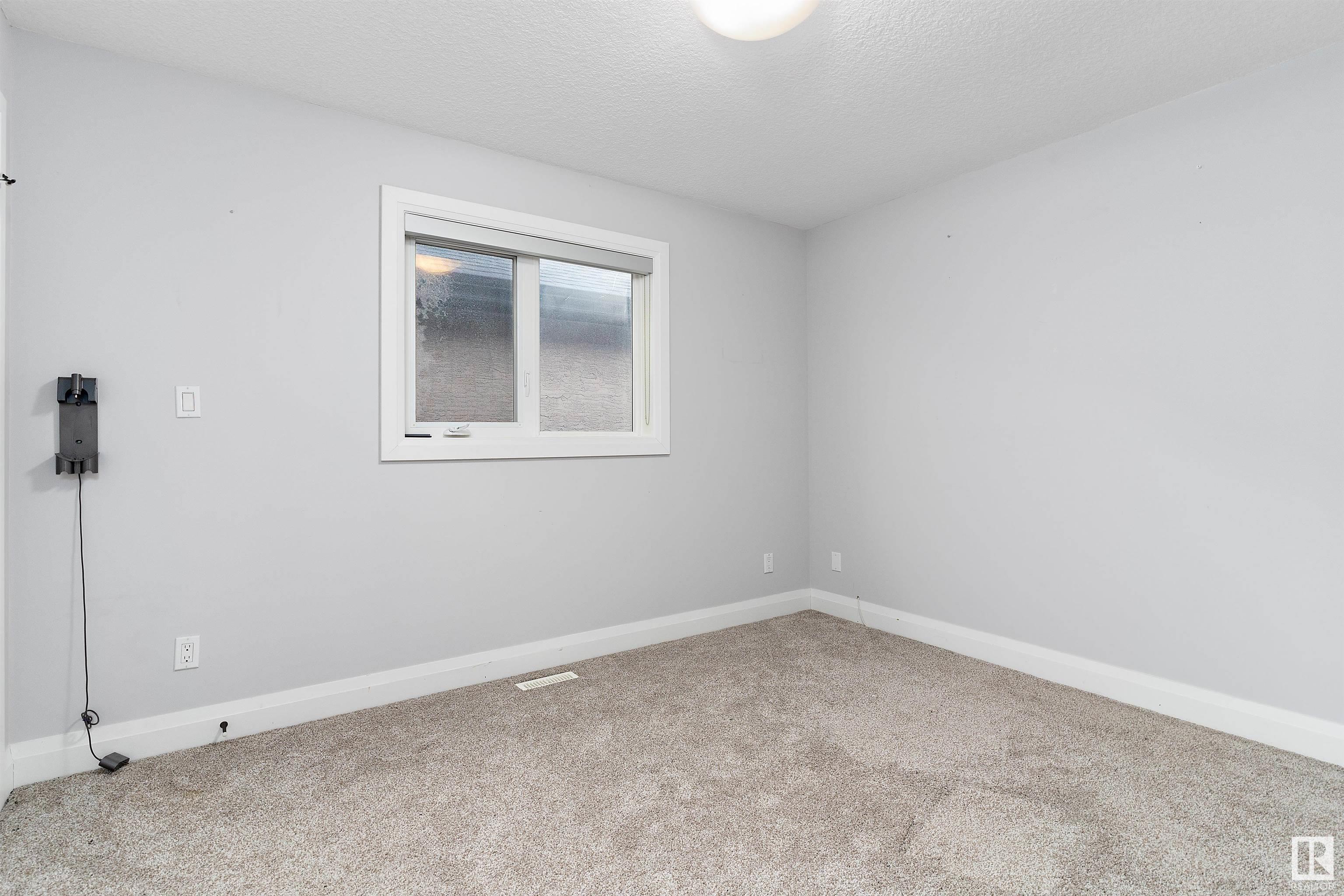 541 ALBANY Way