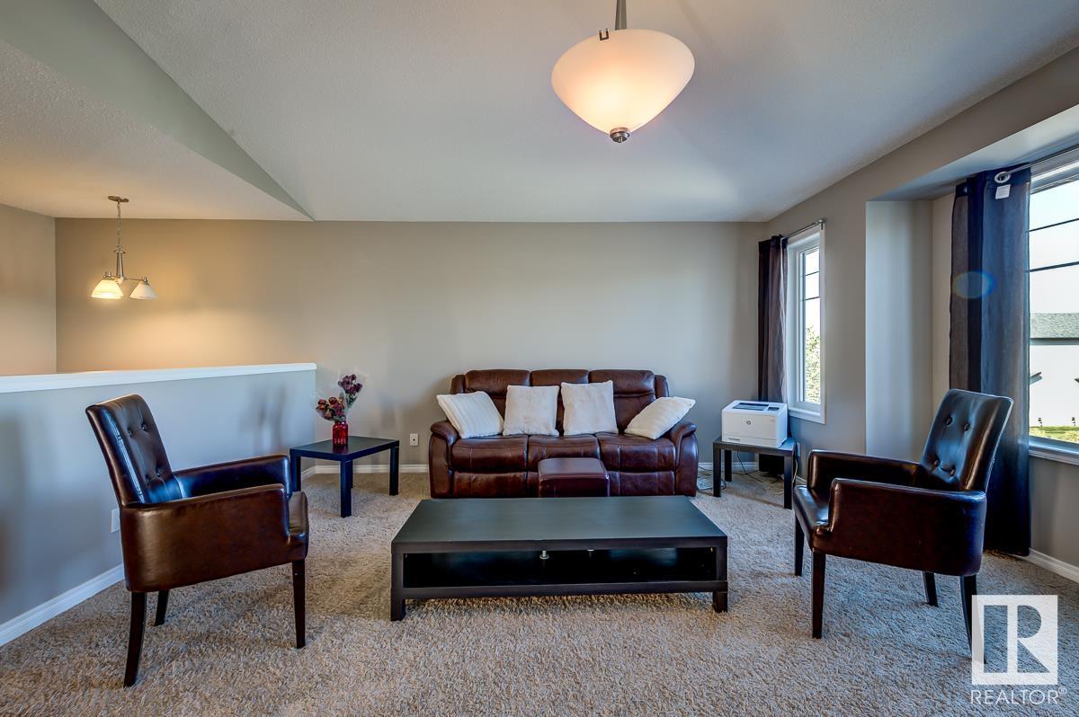1080 FOXWOOD Crescent