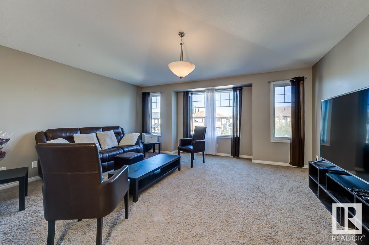 1080 FOXWOOD Crescent