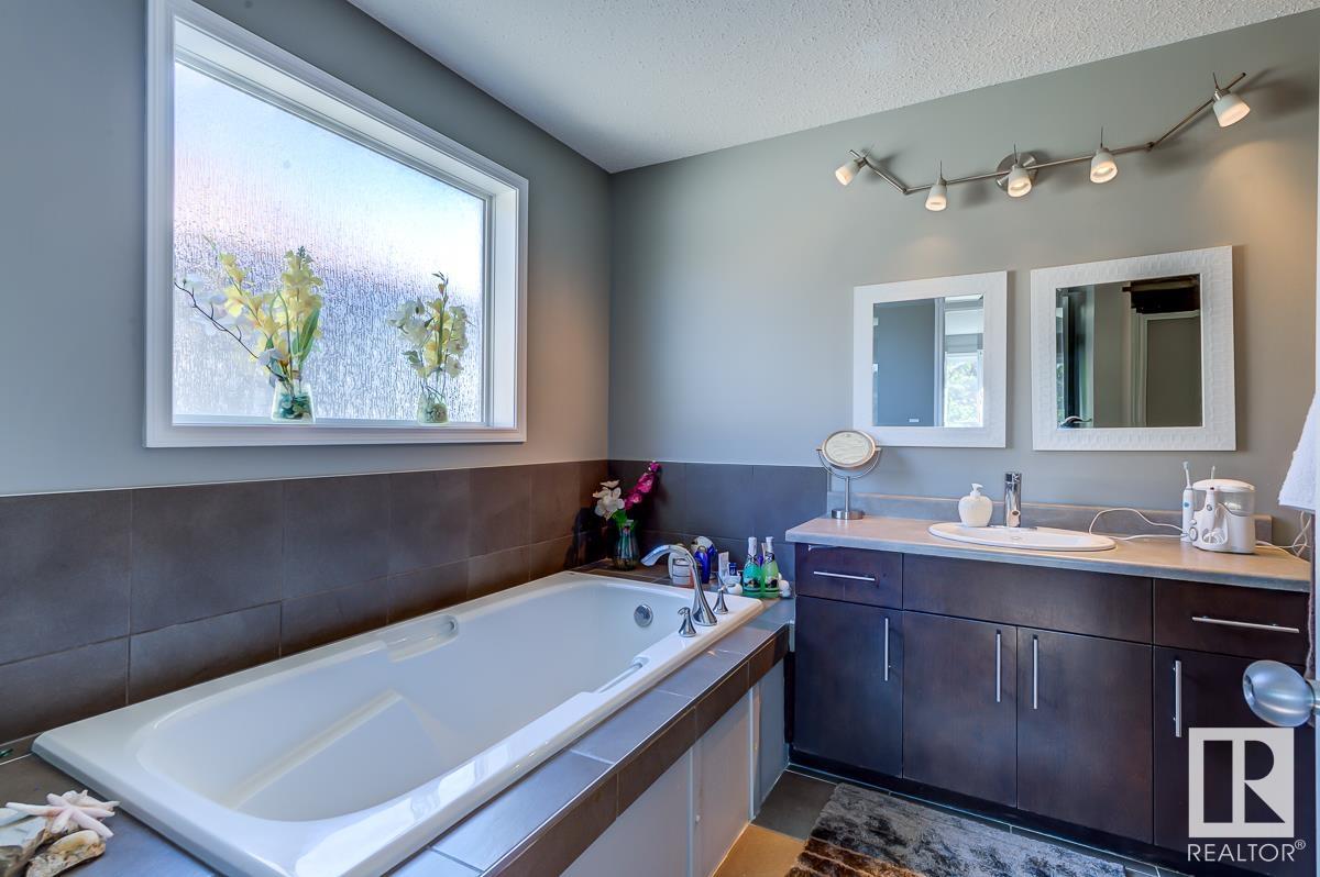 1080 FOXWOOD Crescent