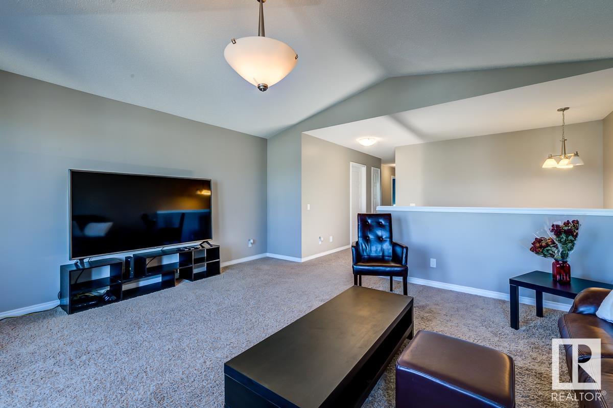 1080 FOXWOOD Crescent