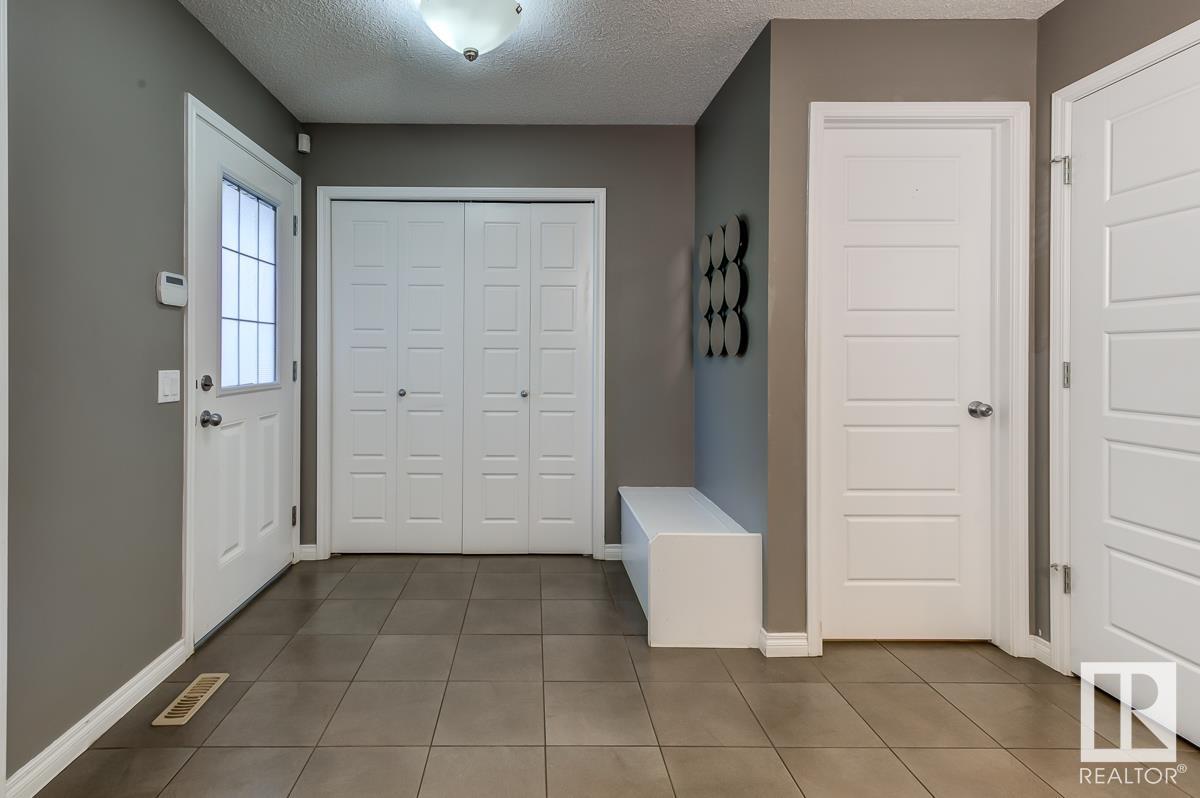 1080 FOXWOOD Crescent