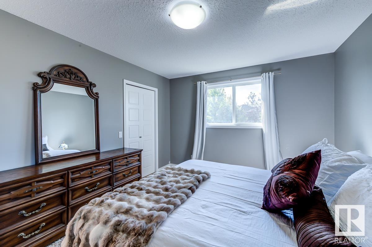 1080 FOXWOOD Crescent