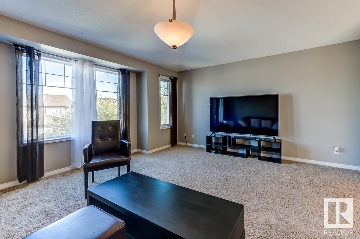 1080 FOXWOOD Crescent