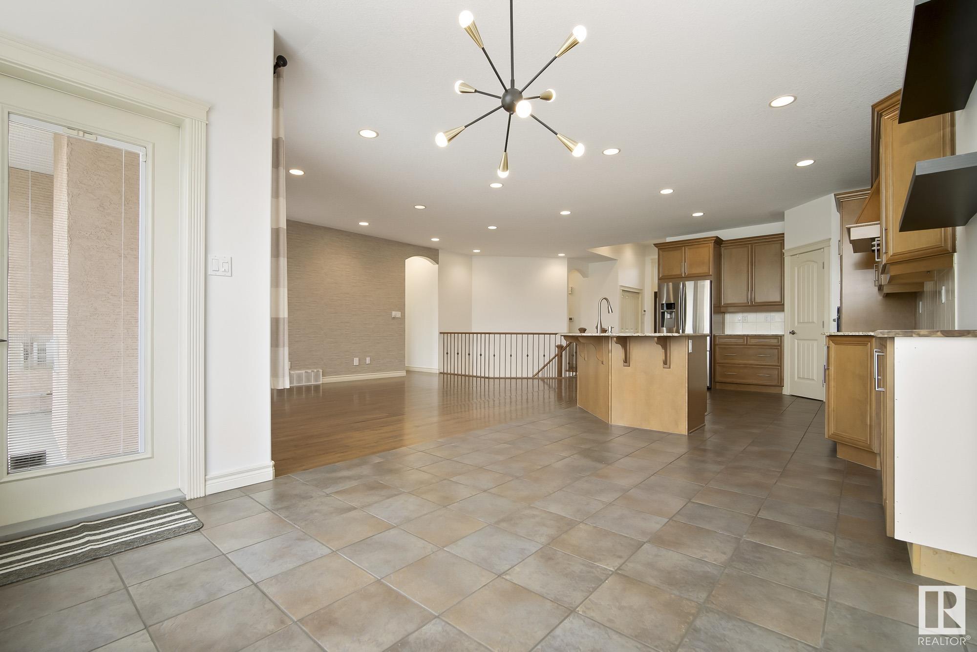 54 KINGSDALE Crescent