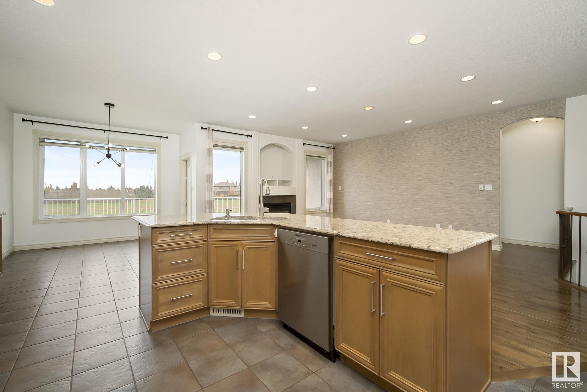 54 KINGSDALE Crescent