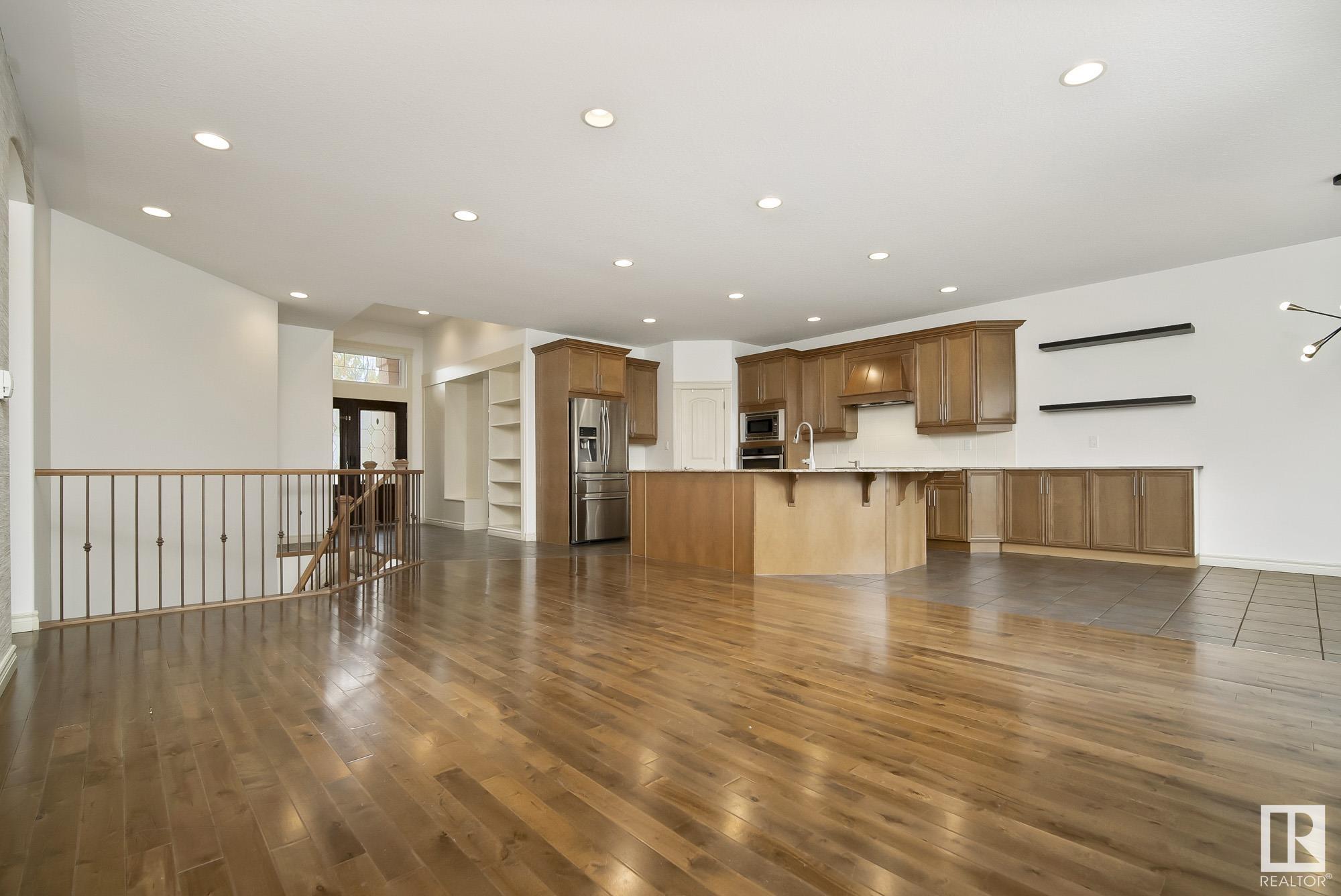 54 KINGSDALE Crescent