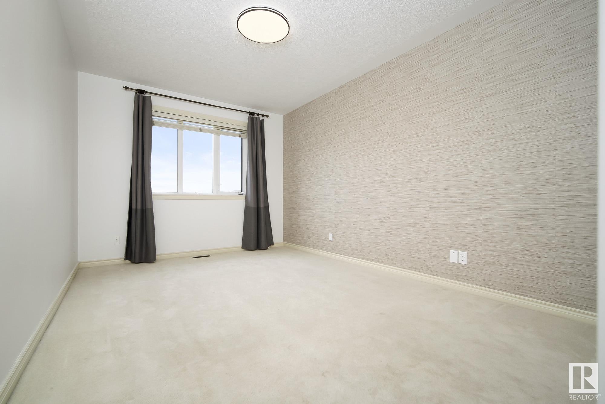 54 KINGSDALE Crescent