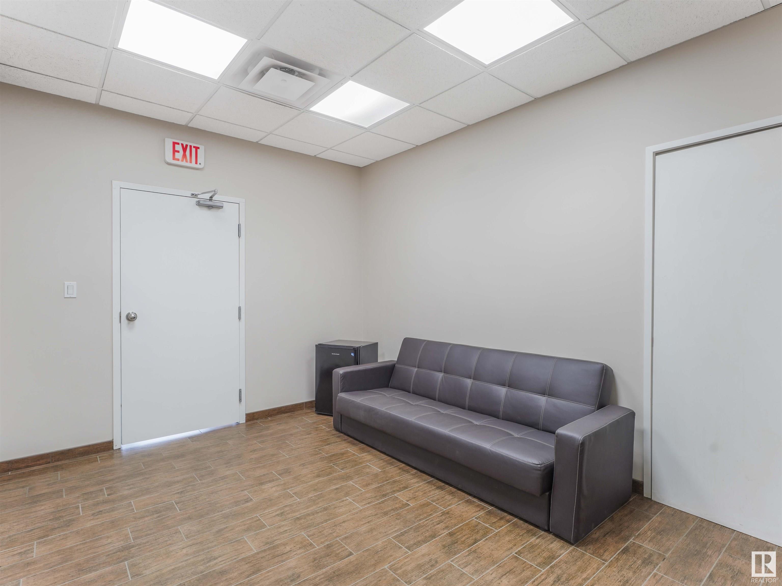 280 PORTAGE Close
