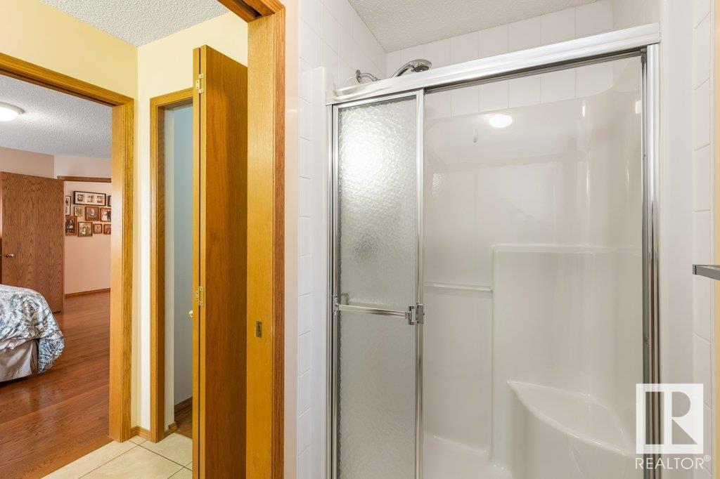 2 HOWARD Crescent