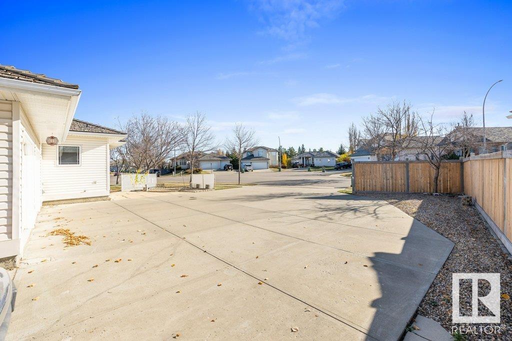 2 HOWARD Crescent