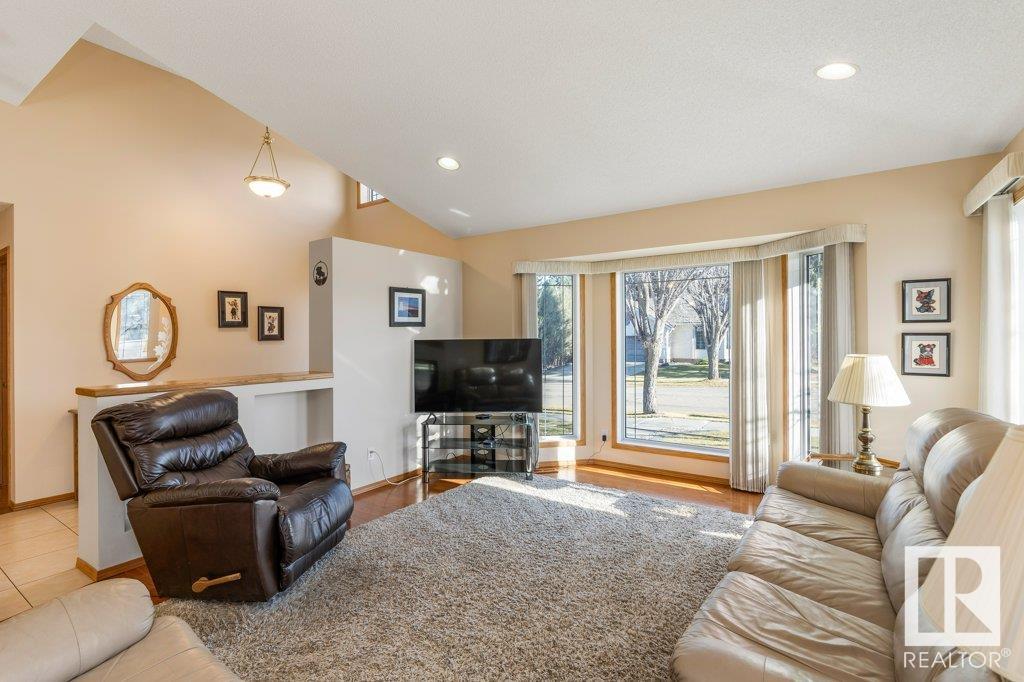 2 HOWARD Crescent