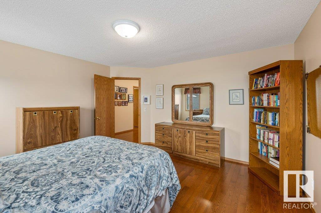 2 HOWARD Crescent