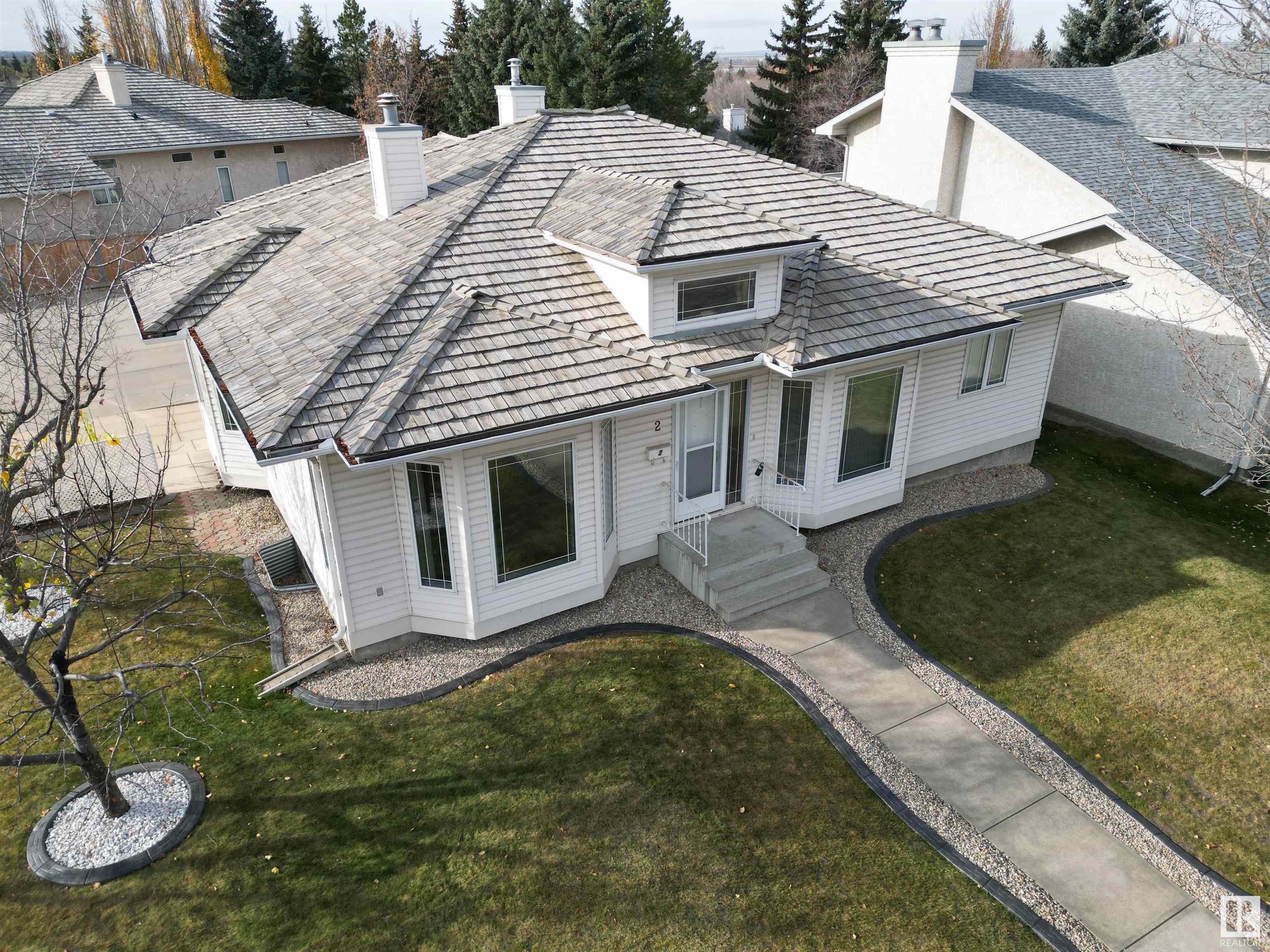 2 HOWARD Crescent