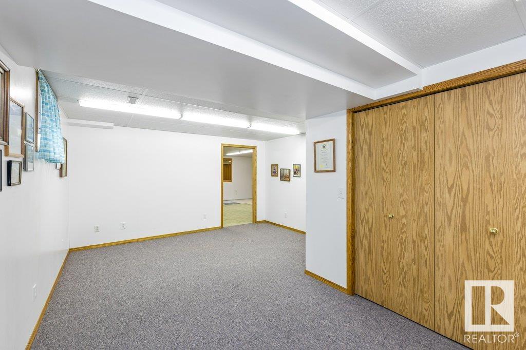 2 HOWARD Crescent