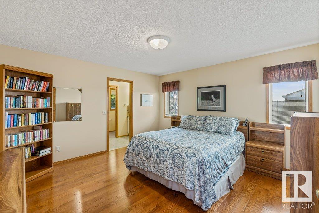 2 HOWARD Crescent