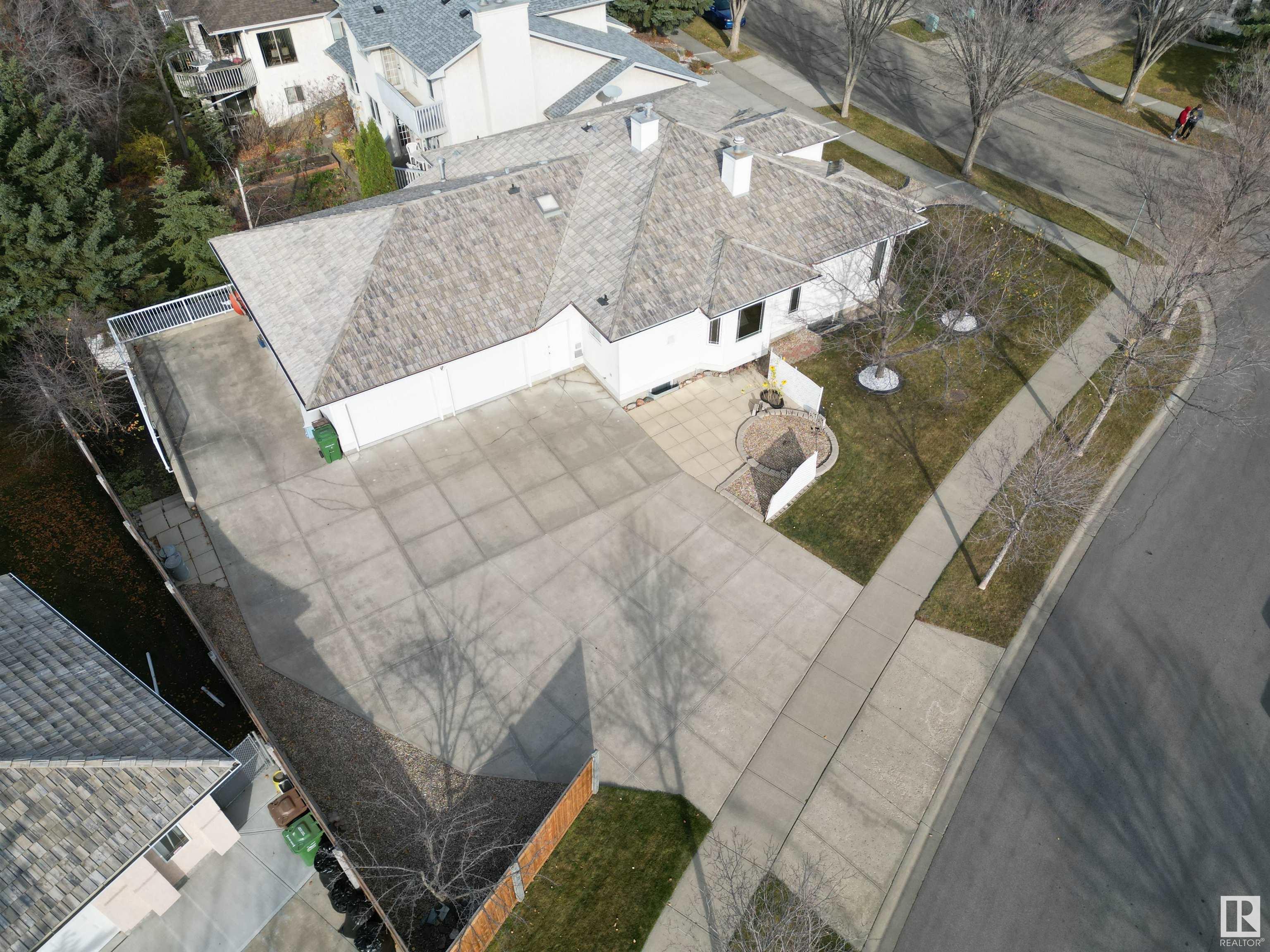 2 HOWARD Crescent