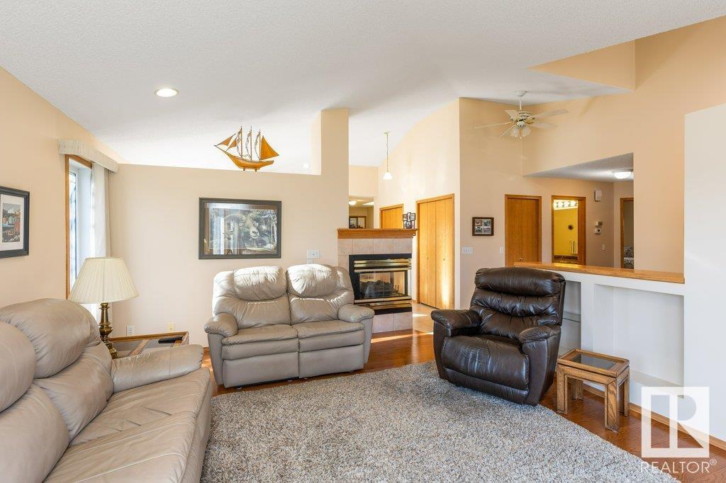 2 HOWARD Crescent