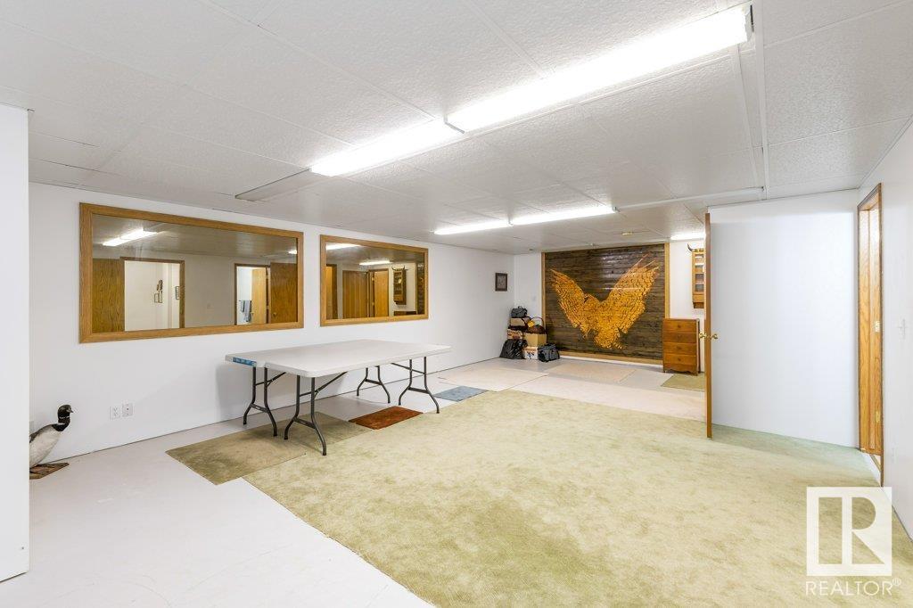 2 HOWARD Crescent