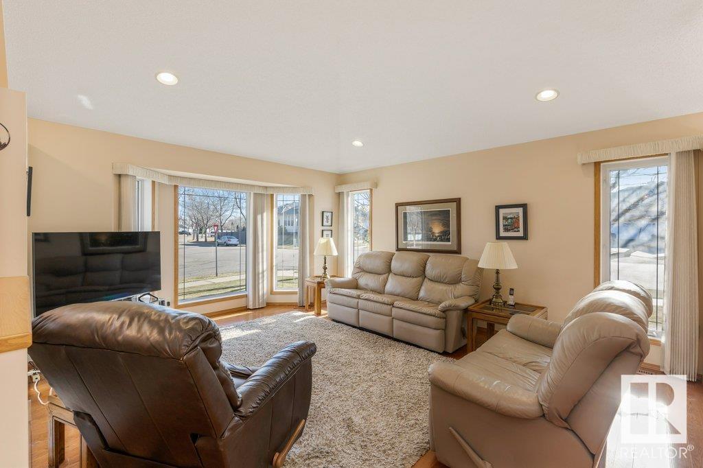 2 HOWARD Crescent
