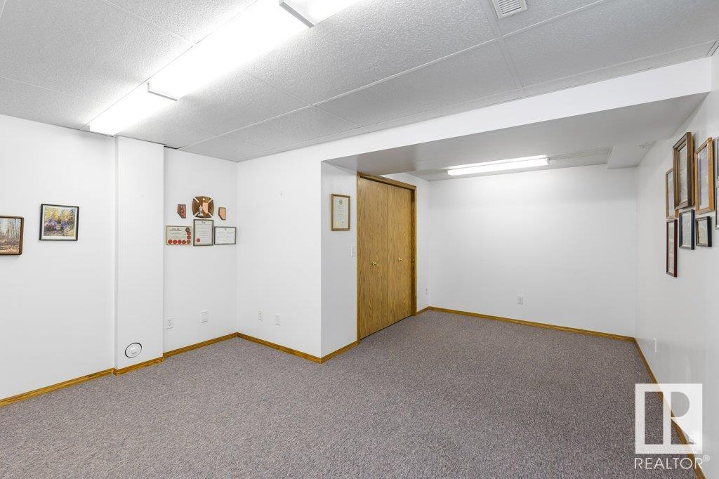 2 HOWARD Crescent