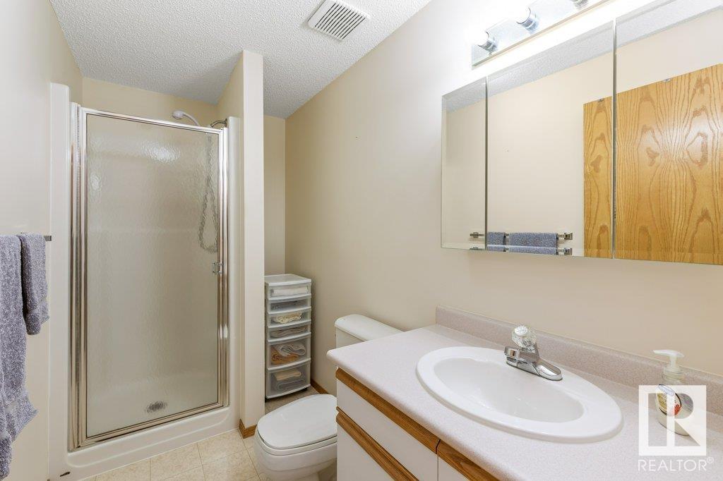 2 HOWARD Crescent