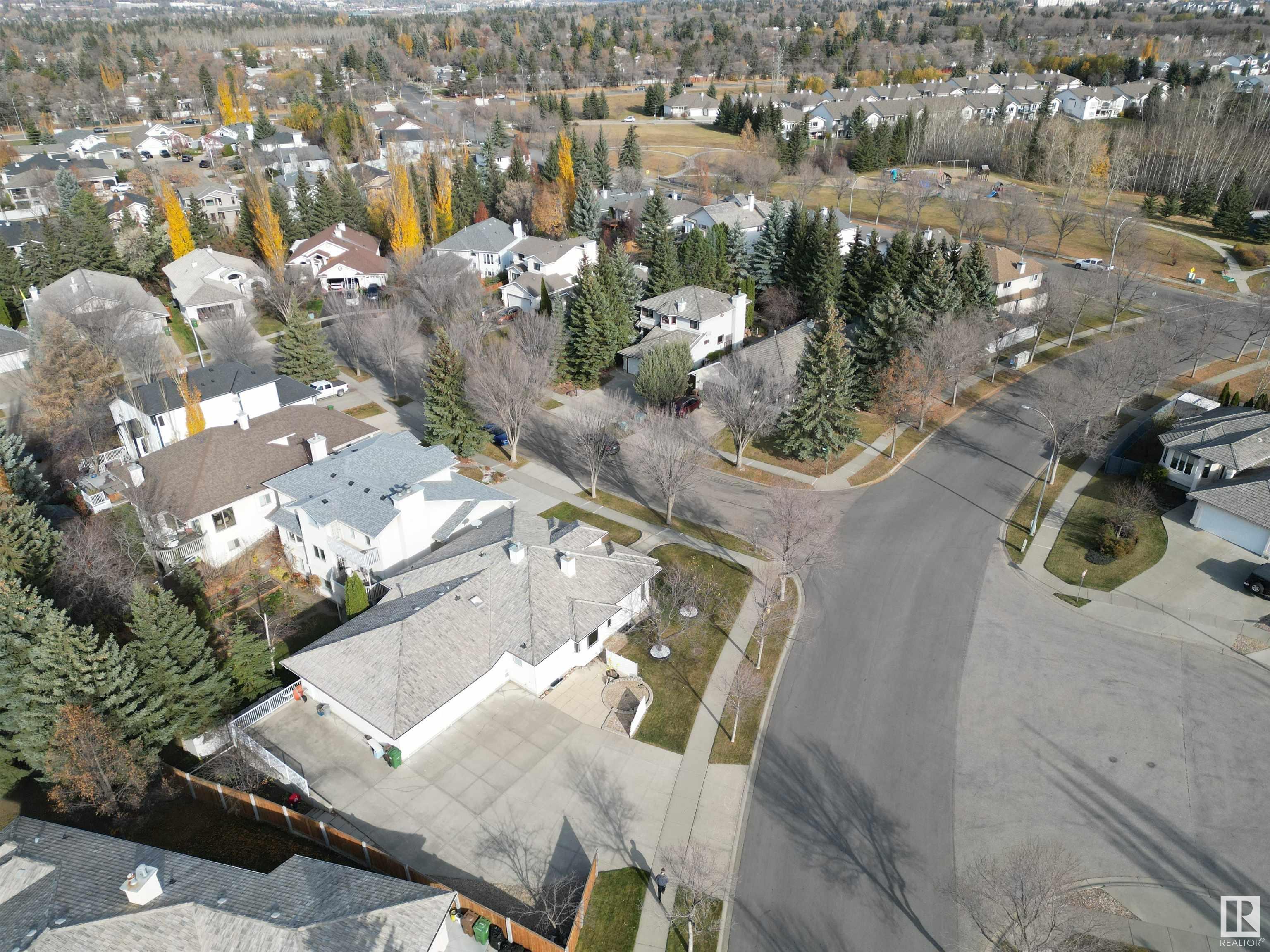 2 HOWARD Crescent