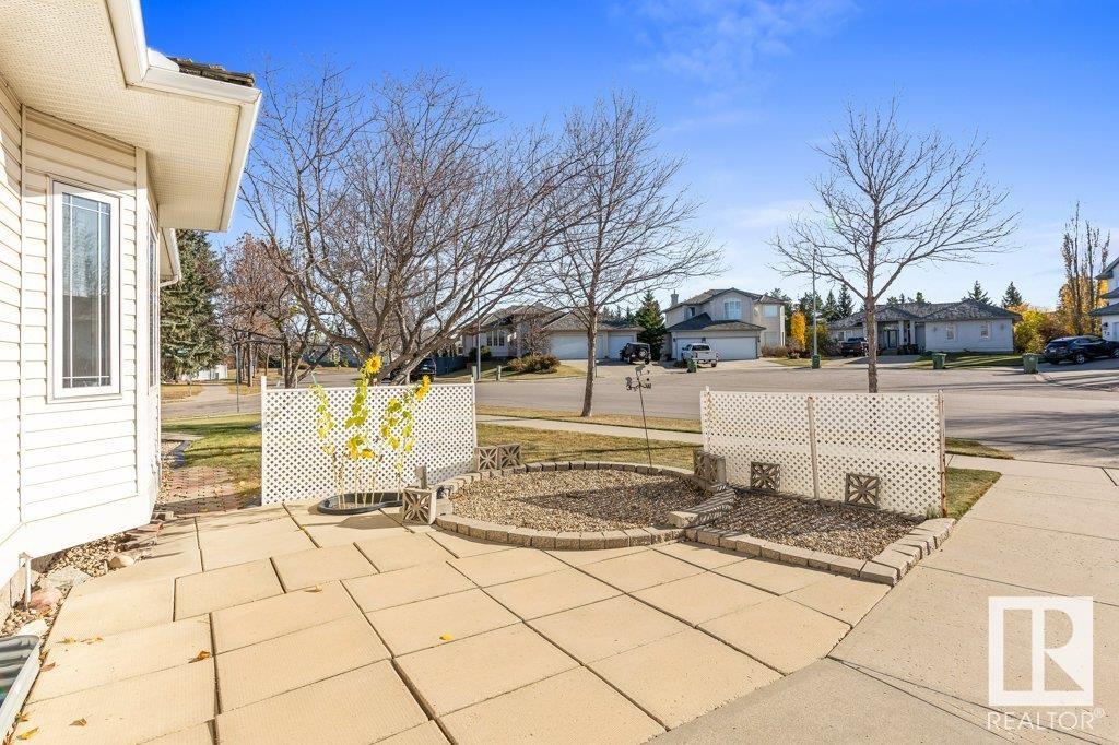 2 HOWARD Crescent