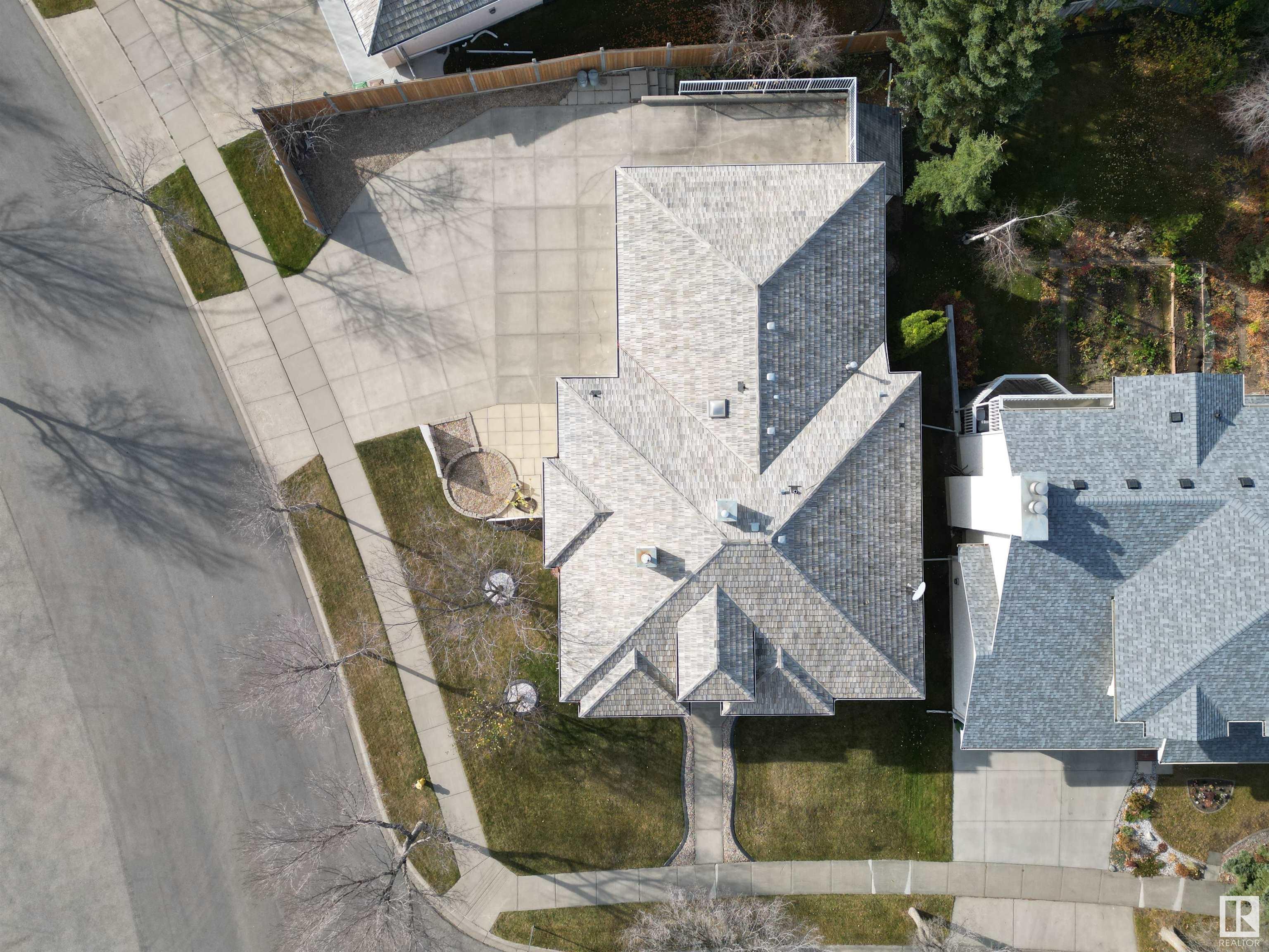 2 HOWARD Crescent
