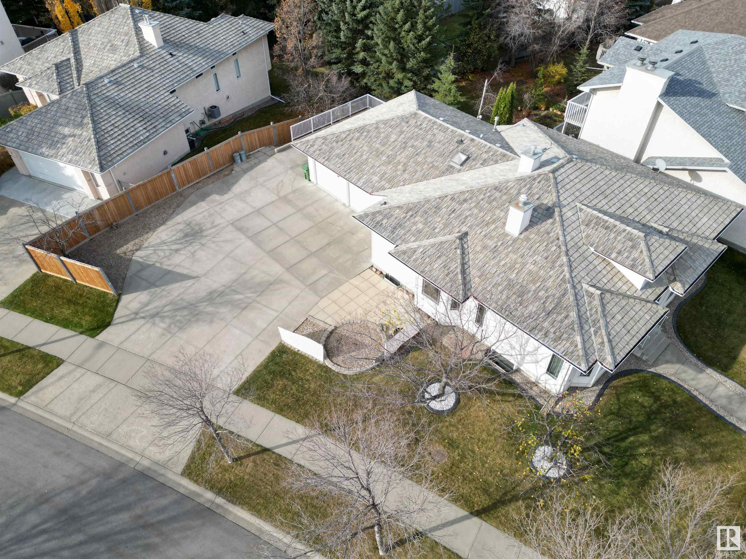 2 HOWARD Crescent